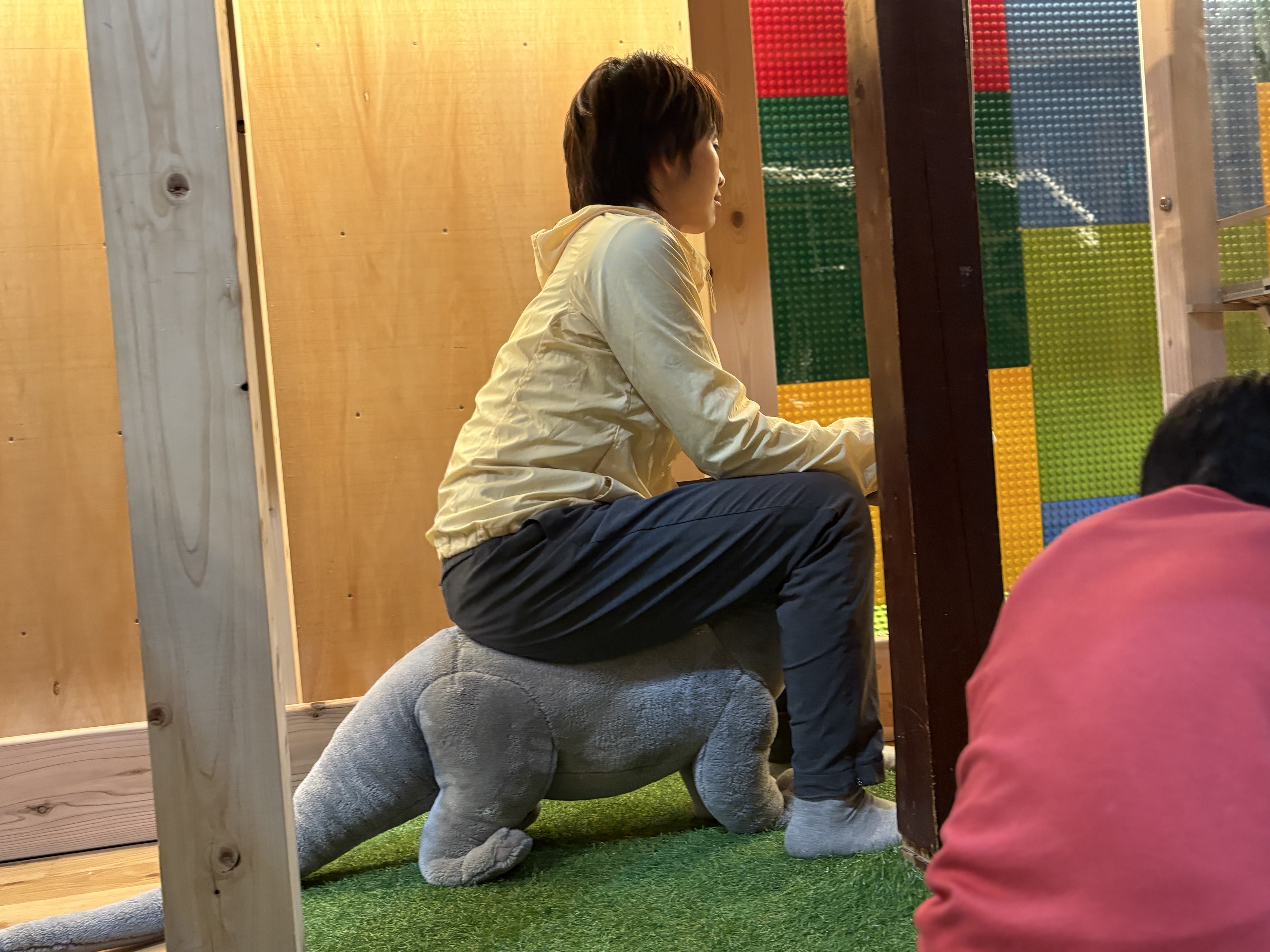 各自の遊びを見つめるスタッフ。なぜか、恐竜と一緒に見つめる様子。