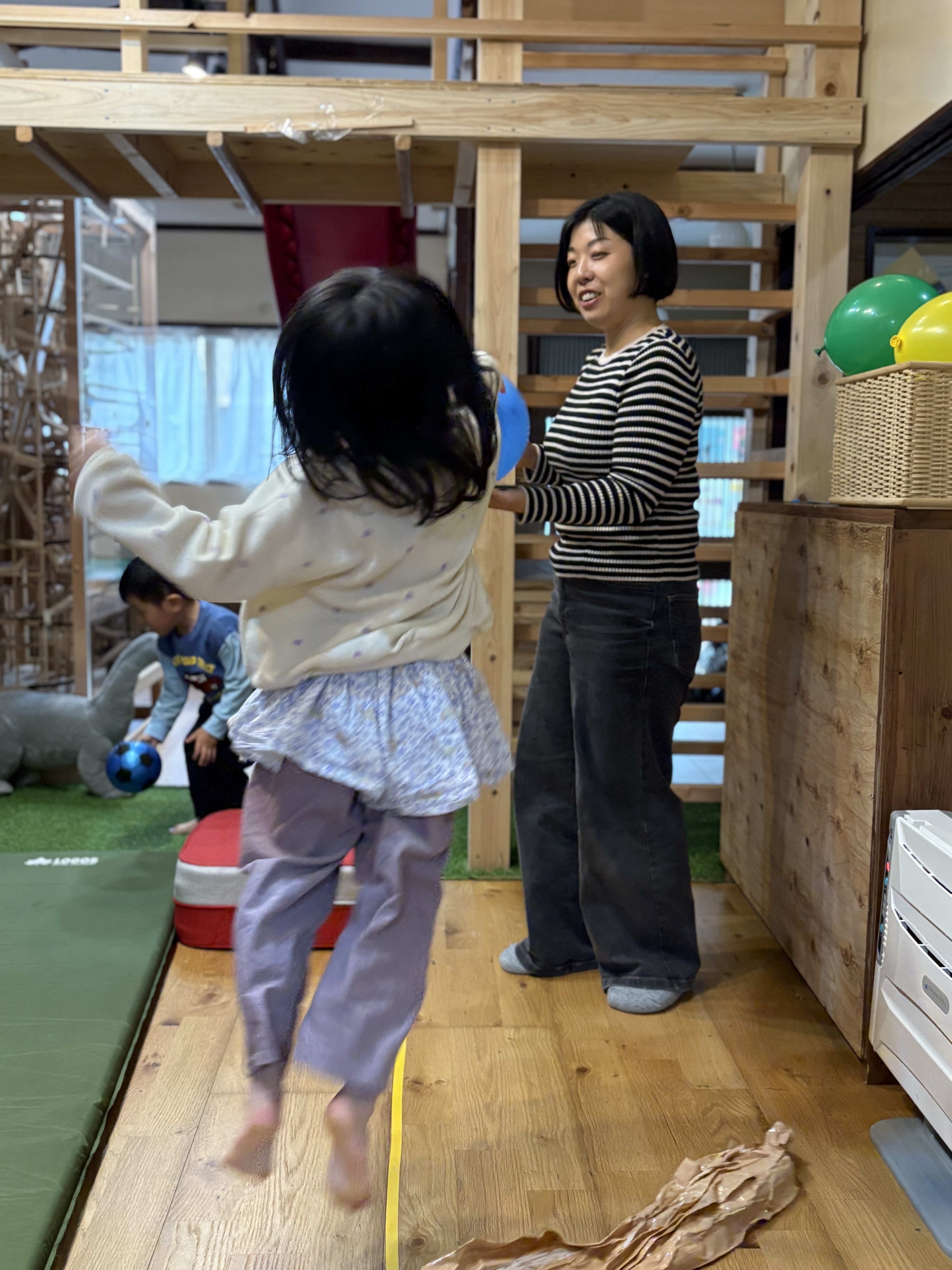 次は私がう風船を上に投げて、問題いを出したいとお願いする女の子。