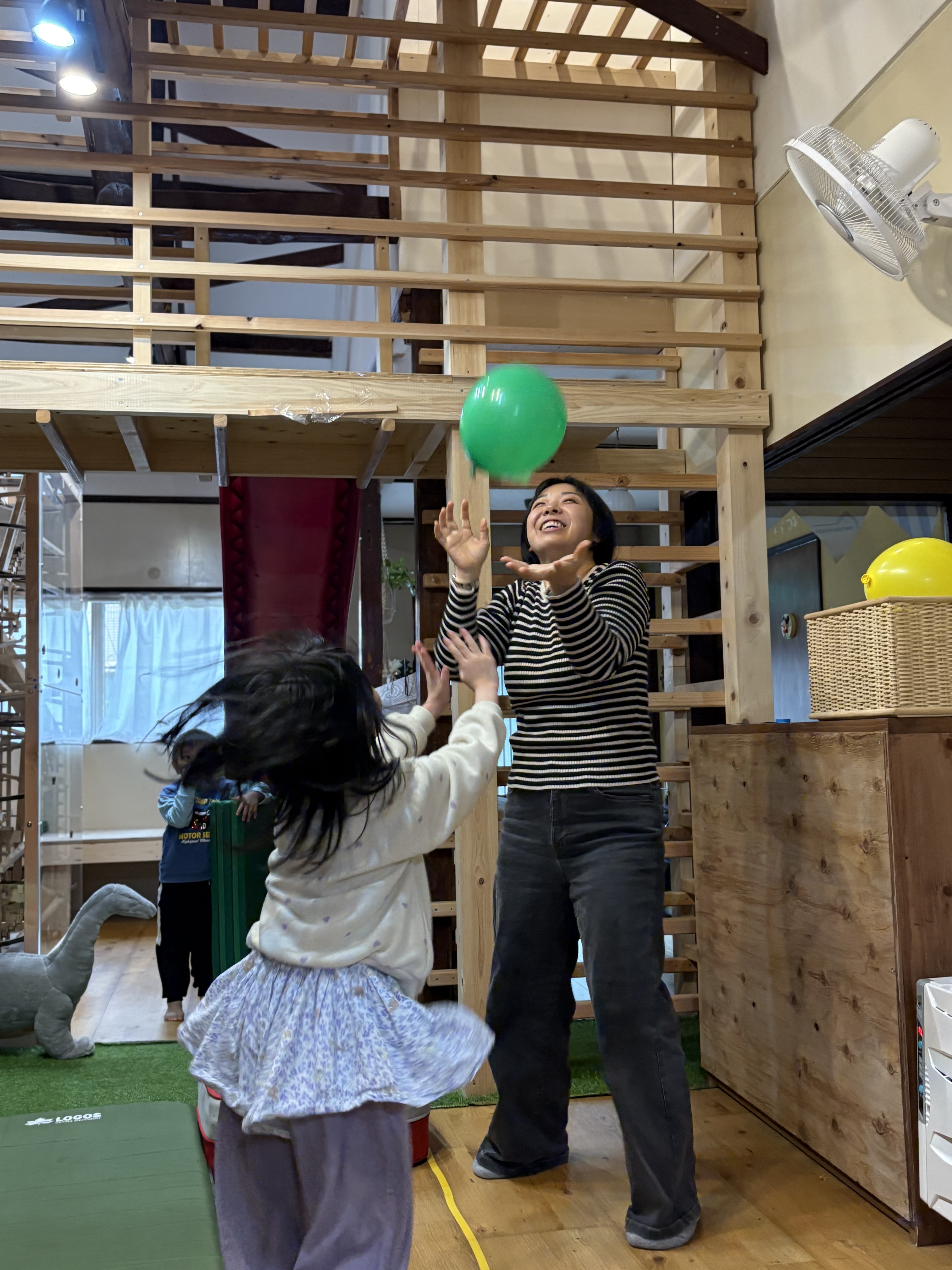 何が見えるかな?なんて書いているでしょうか?とスタッフ高く風船を上げている場面