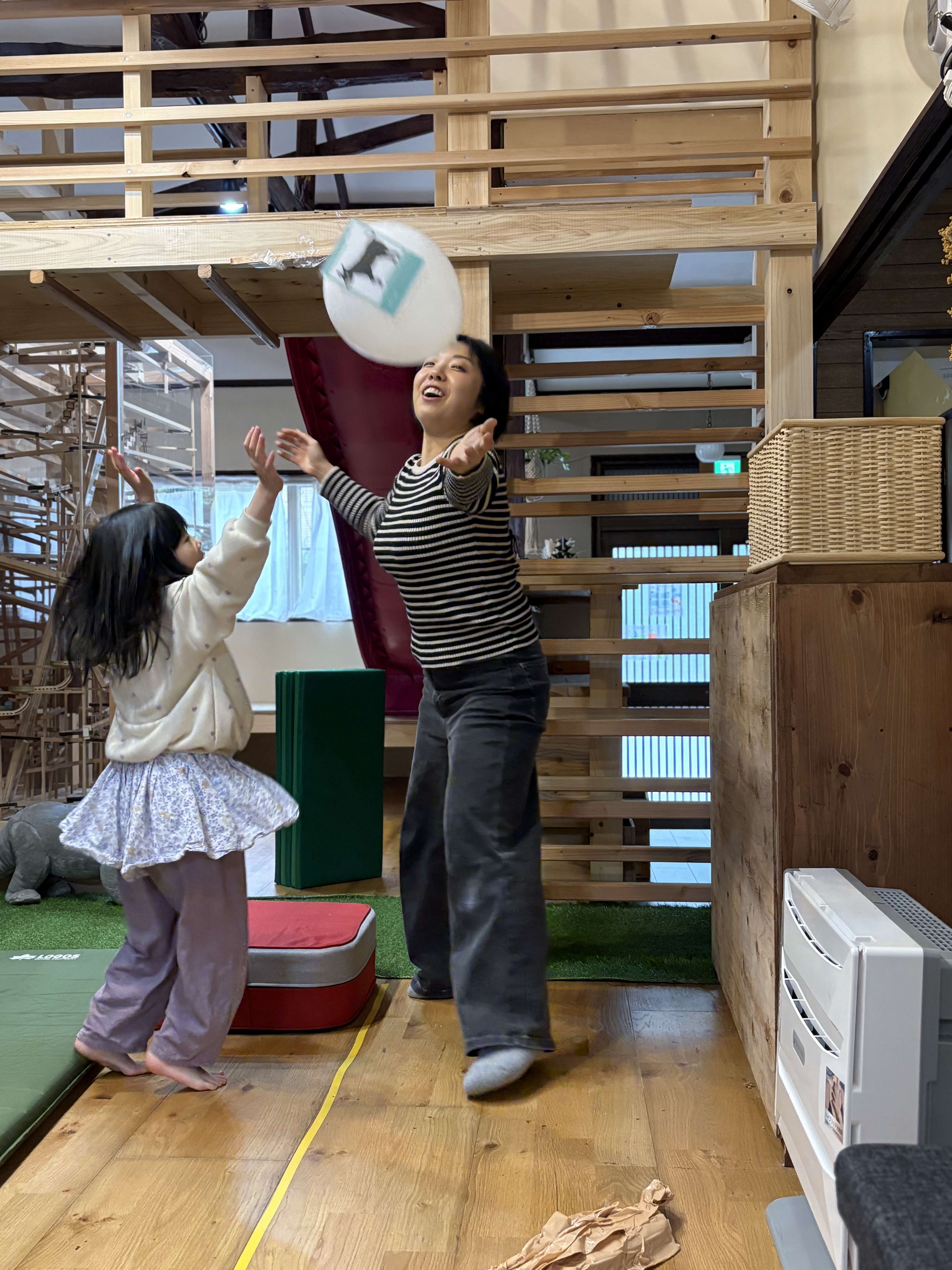 動体視力を使いながら、協調性と文字認識力を同時に高める風船クイズでの協働の様子