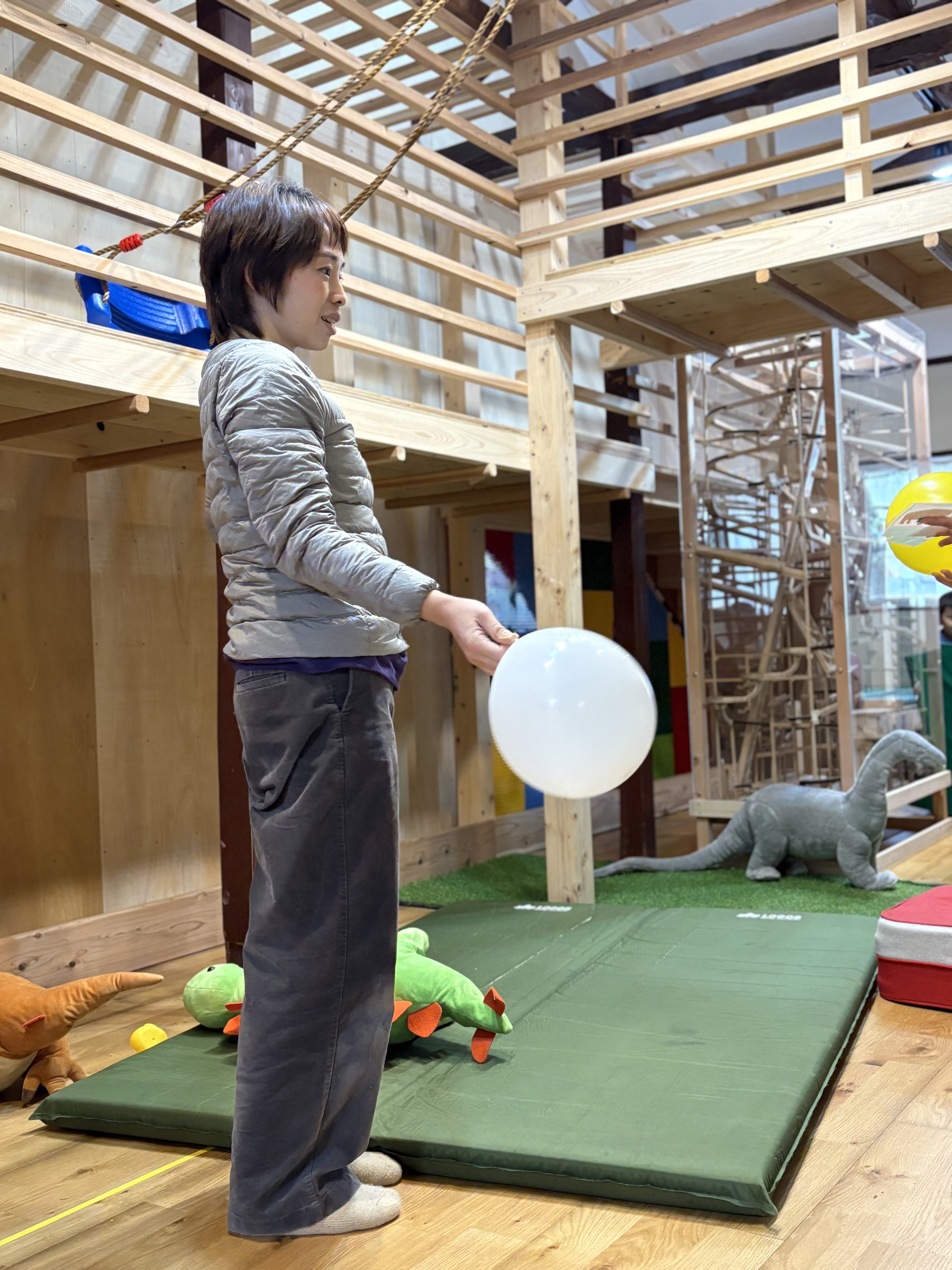 集団で実施しても個々に目をむけるスタッフ。