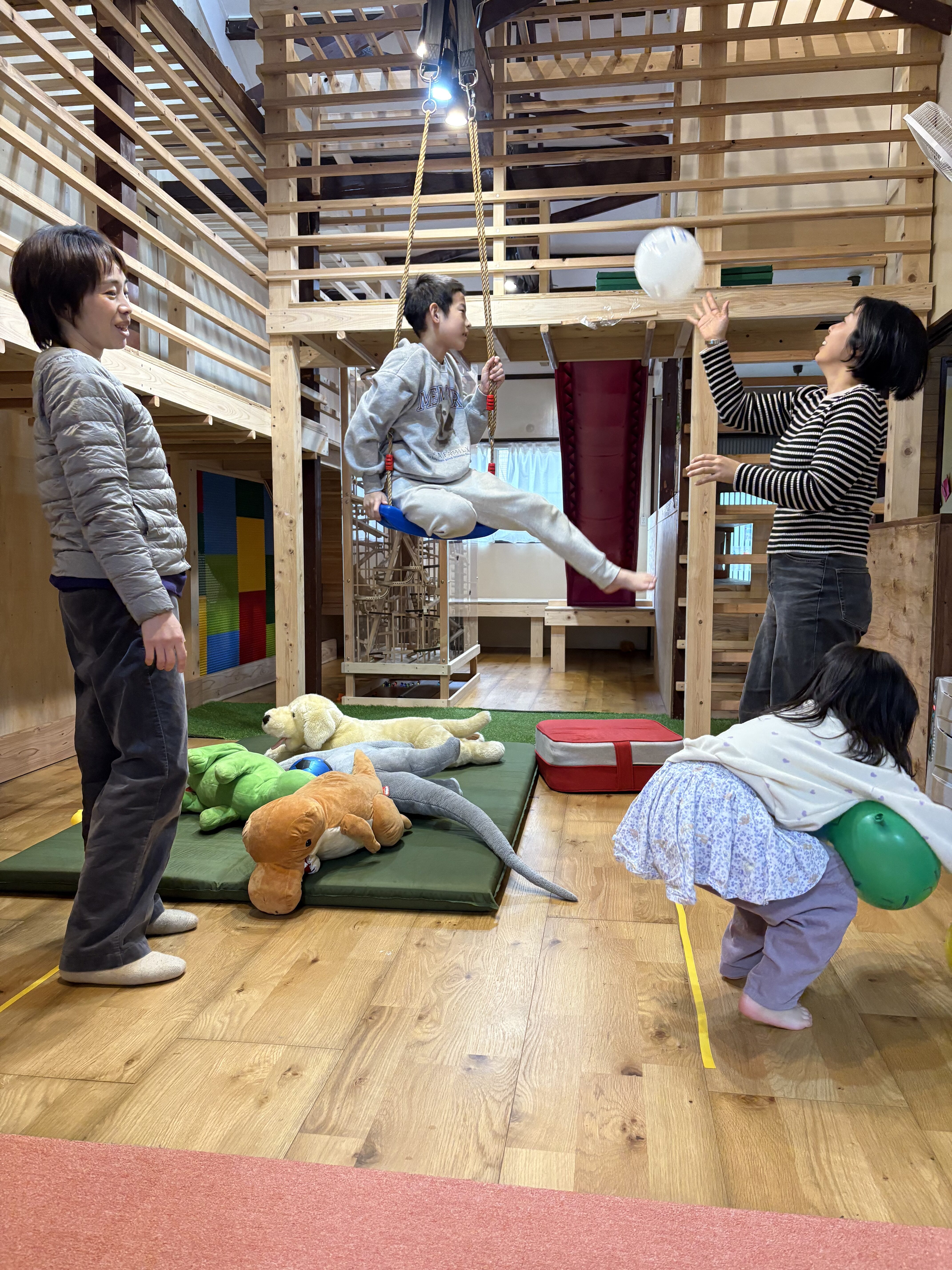 高い位置だと良く見えるからと、空中ブランコに乗って参戦中の男の子の真剣な眼差し。