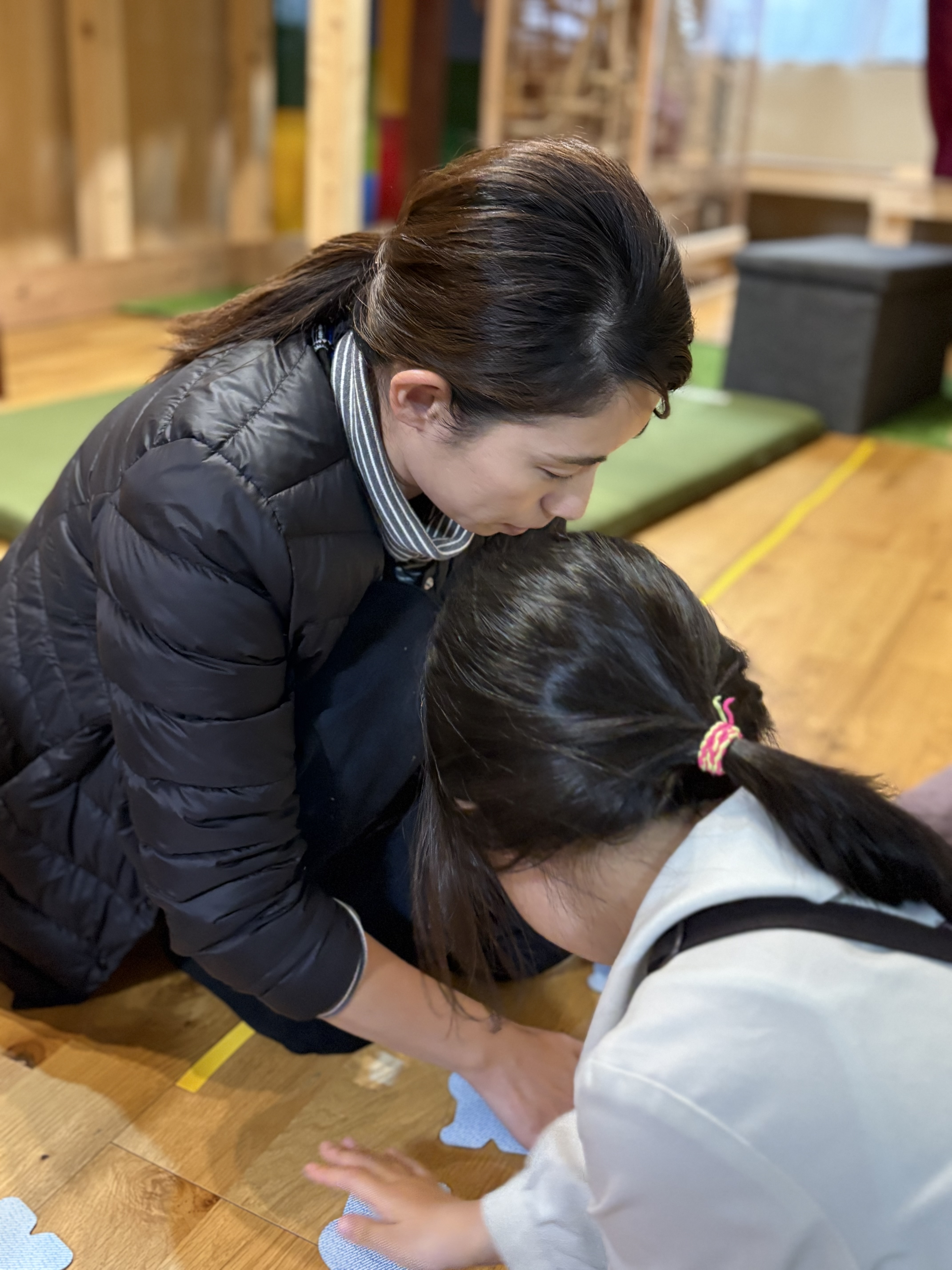 同じ様に一緒にスタッフとカードゲームを行う。