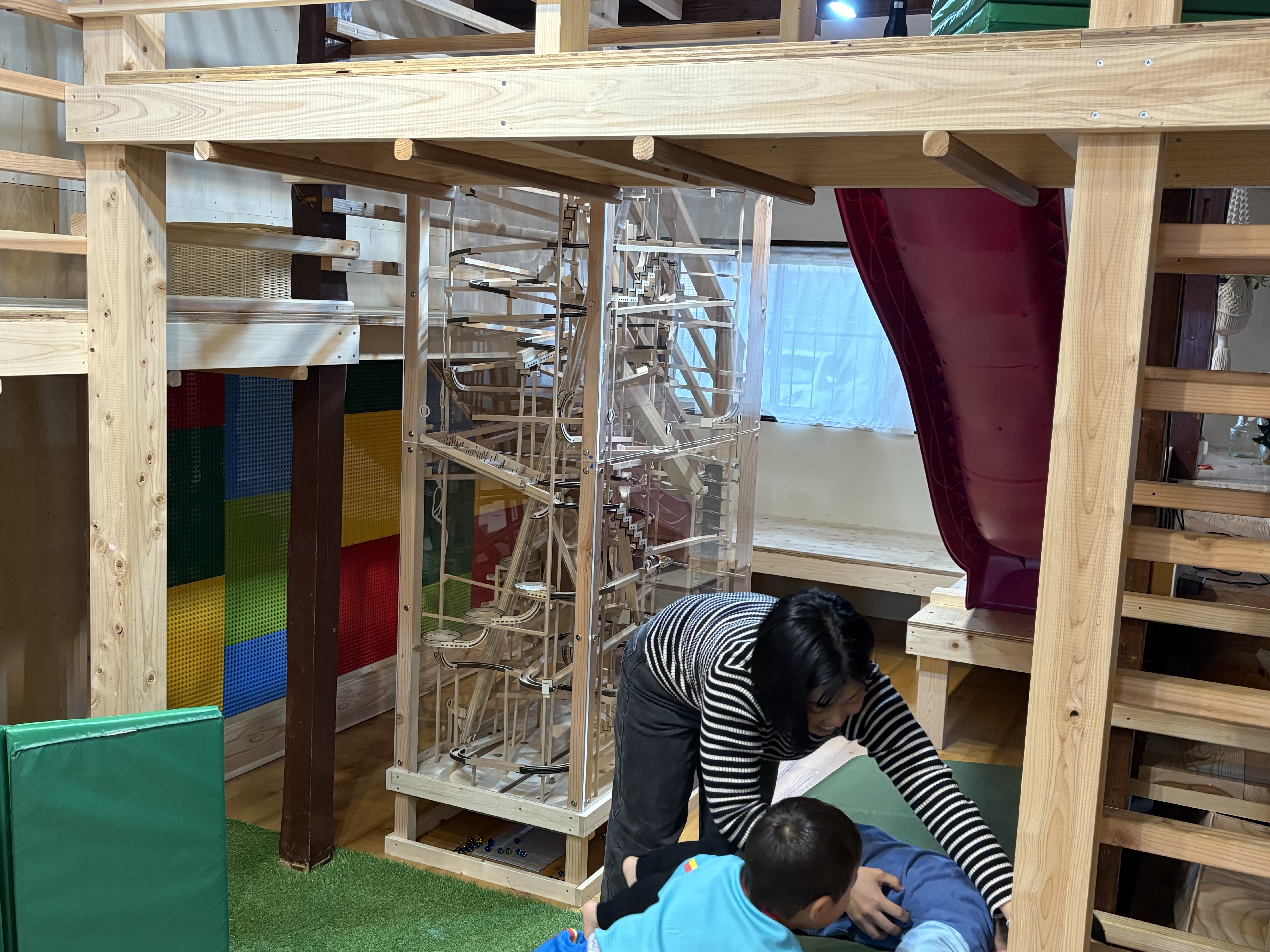 スタッフを一緒になって体を動かし、いっぱい笑って、楽しんで失敗しながら成長する場面。