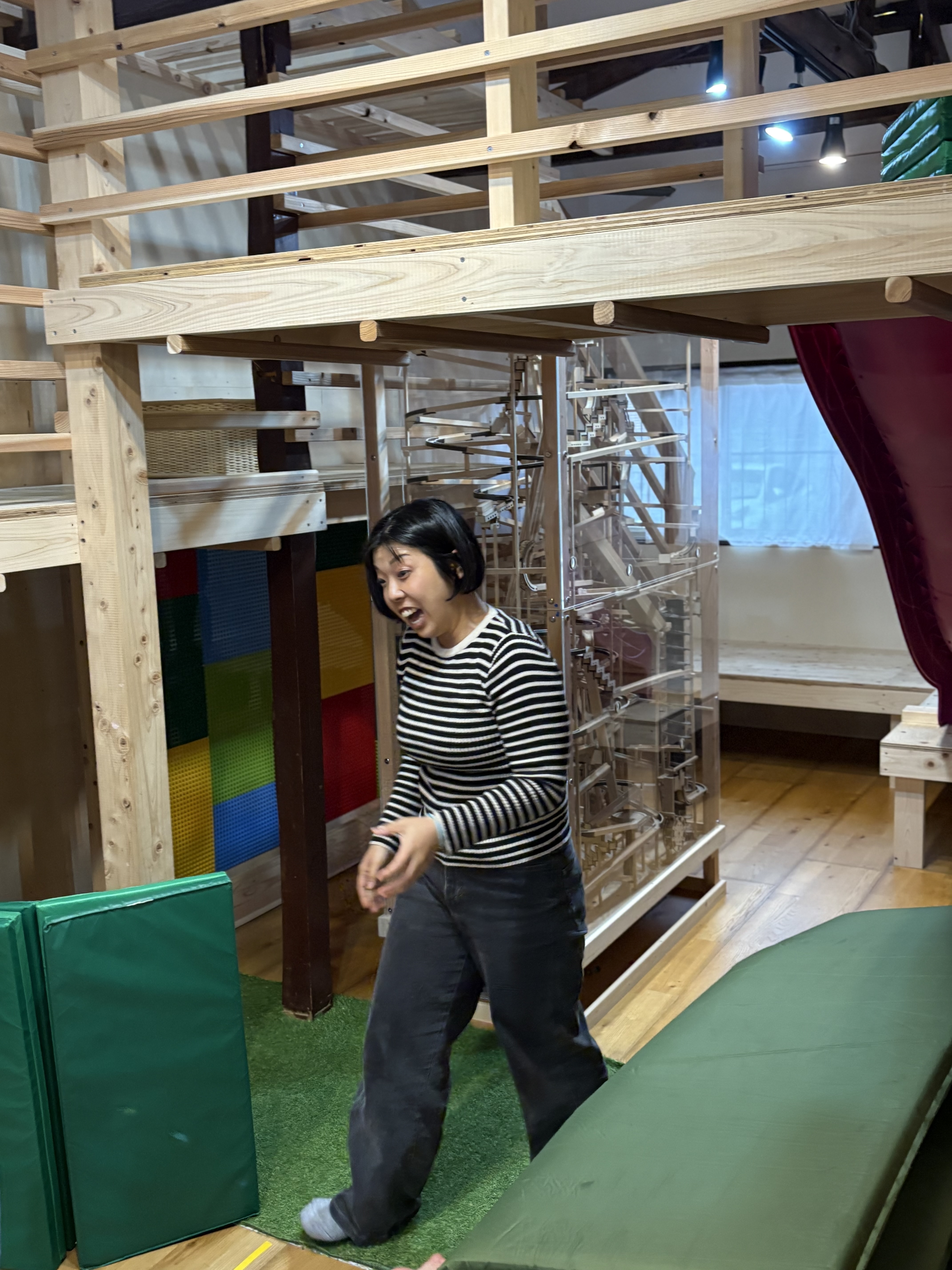 スタッフが全力で、利用者の子どもと接している場面。
「トラブル=成長のチャンス」と捉え、悔しい気持ちを受け止め、立ち直る実践の練習を行う支援