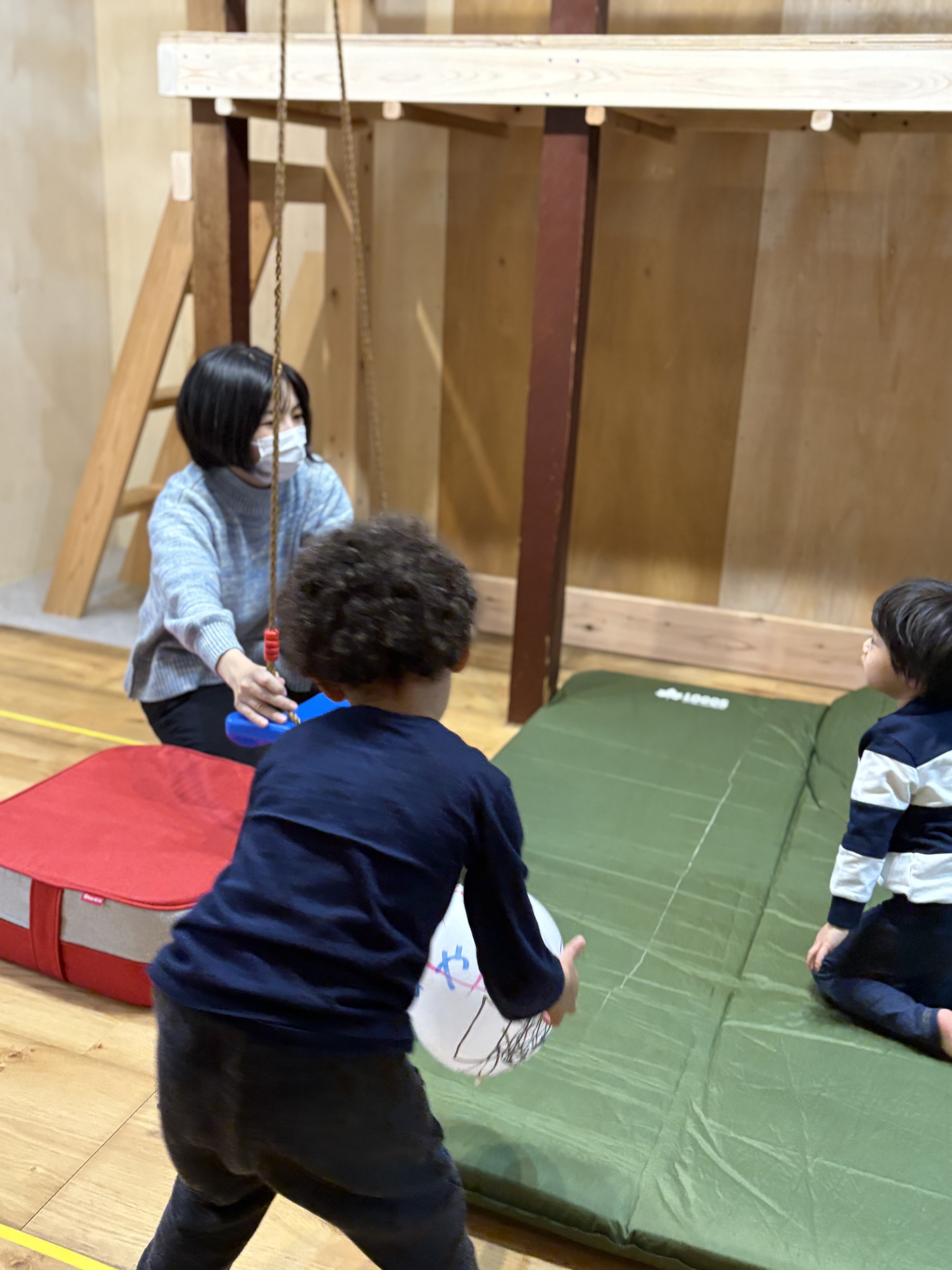 個々の挑戦に対して、個々へのアプローチを変える、スタッフが見つめる場面。