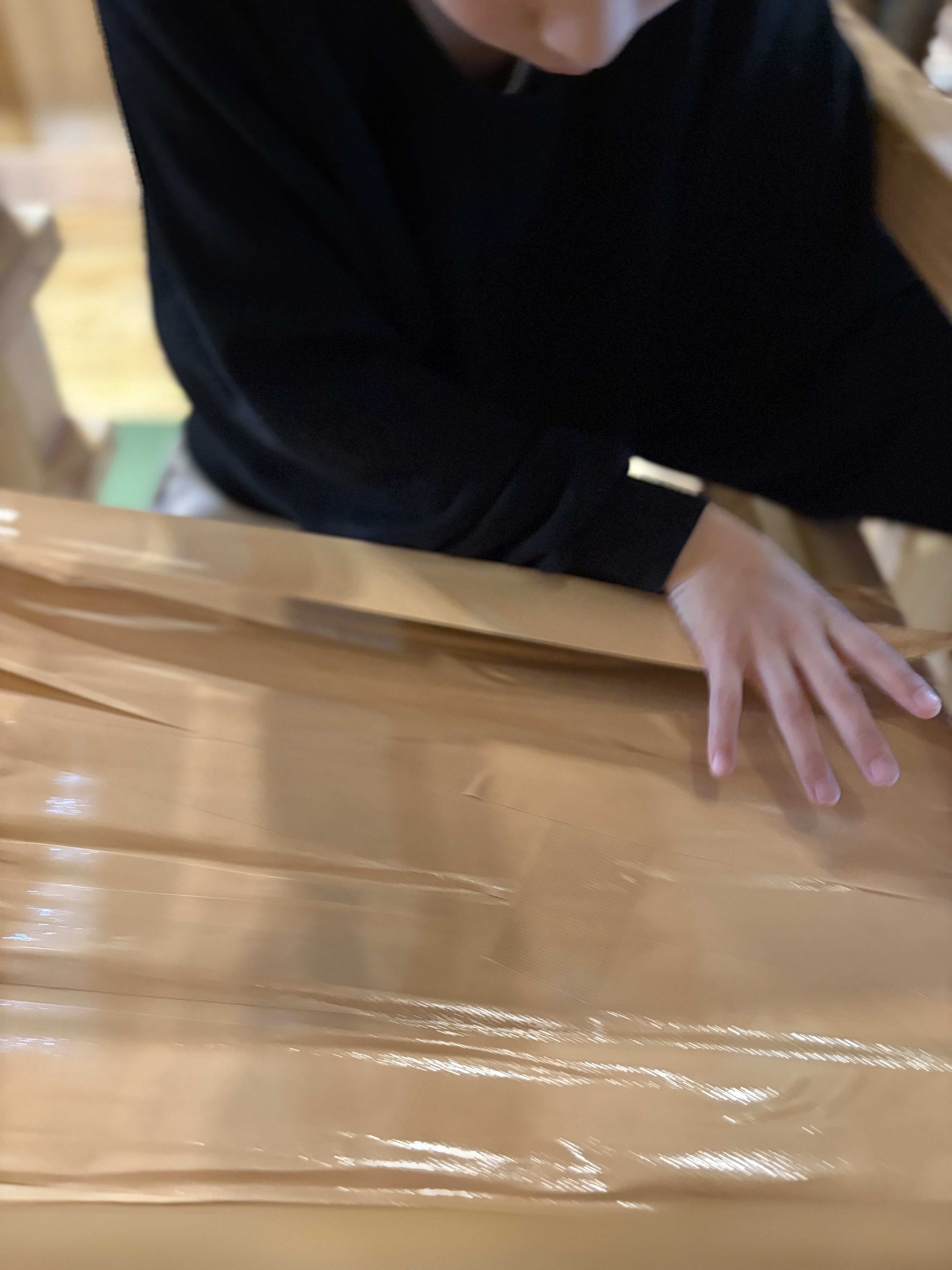 何重にもガムテープを巻いて、どうやったら体重が支えられるのかを感覚で進めている。