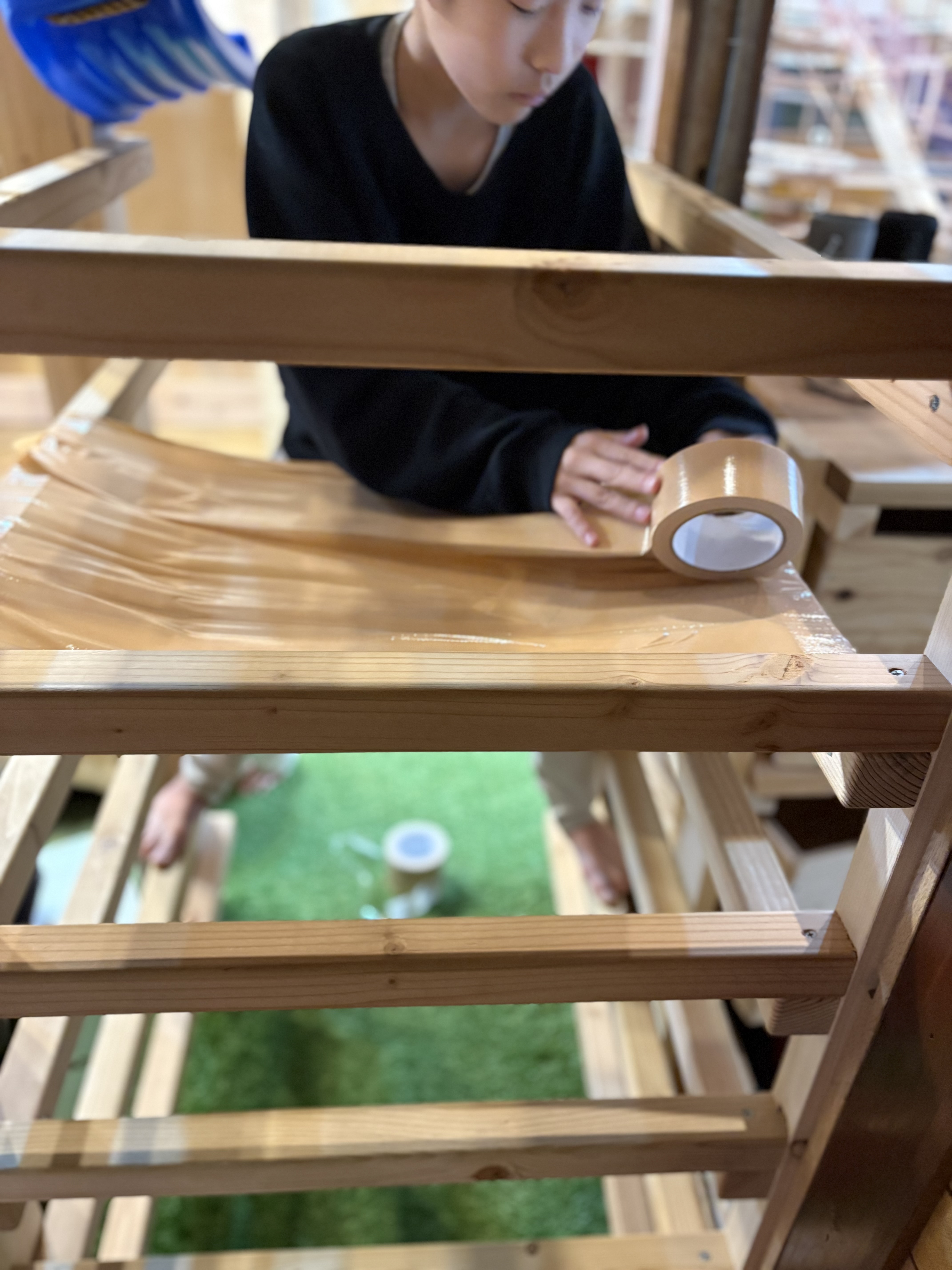 テープを何重にも重ね、子どもの本気🔥が込められた渾身のガムテープハンモックの作業中の様子