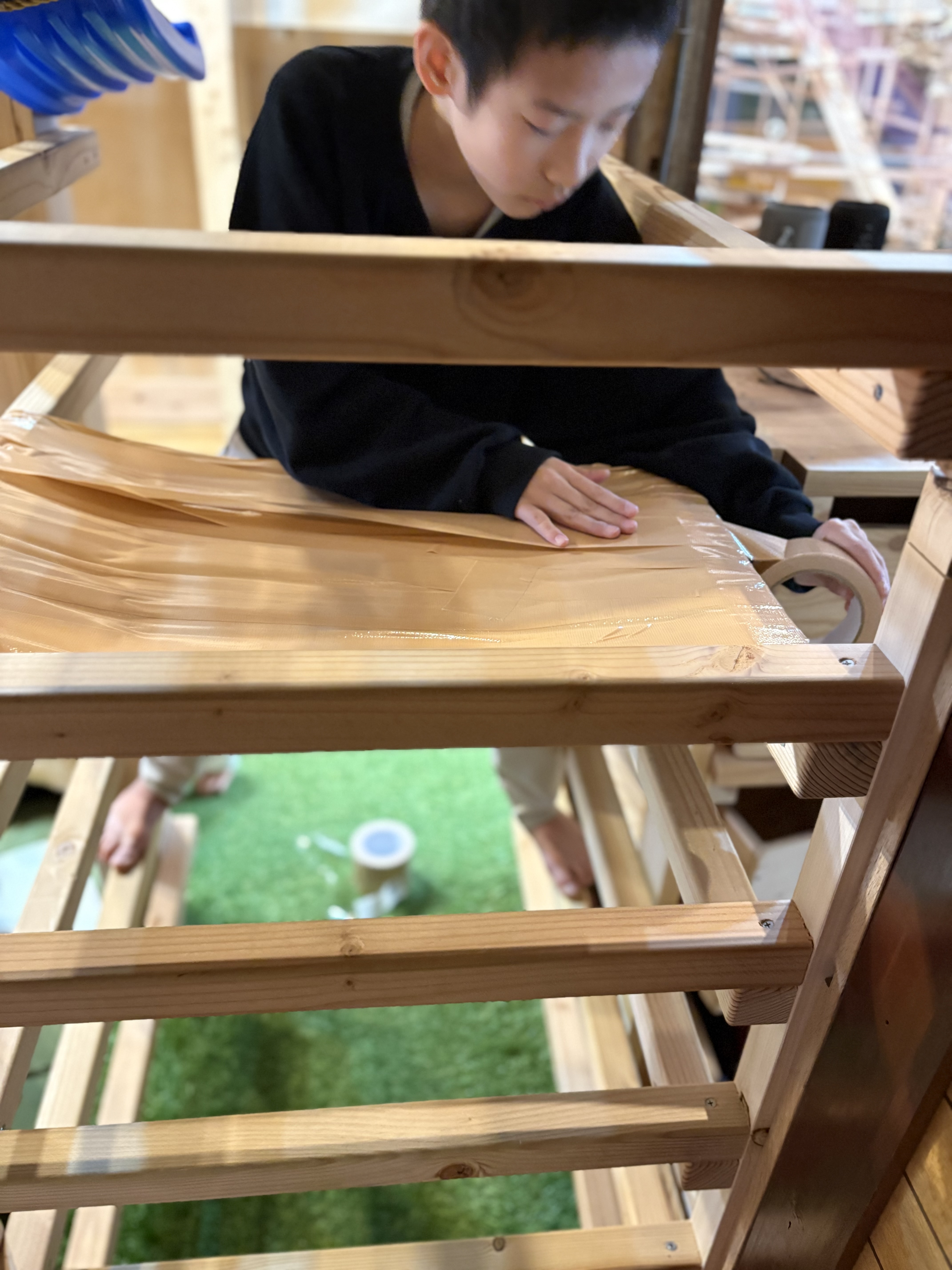 「ハンモックを作りたい！」という子どもの熱い思いから始まった、お手製ガムテープハンモックの制作風景