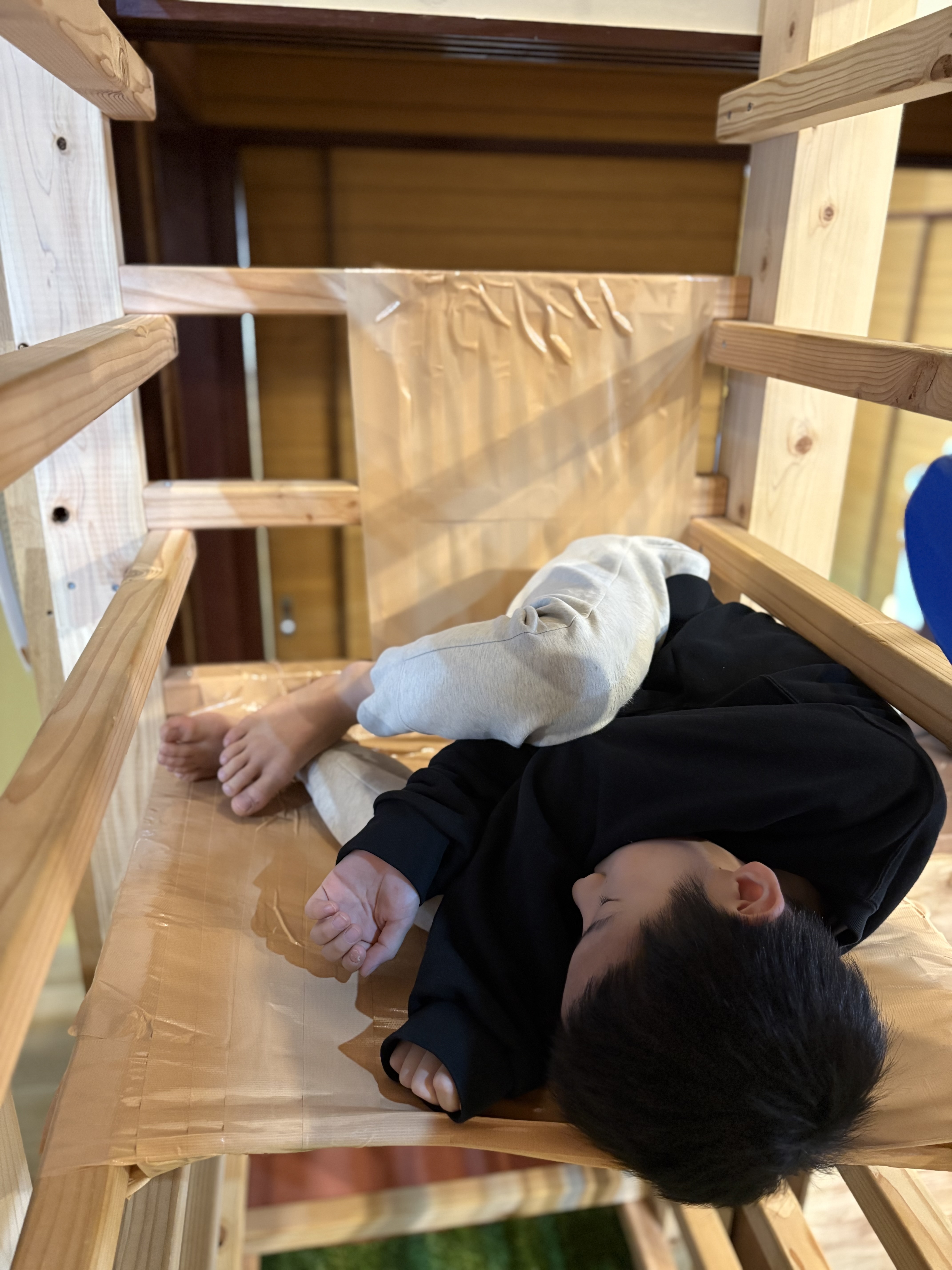 「うそでしょーっ！？」スタッフの想像を超え、身体をしっかり支えてくれたガムテープハンモックの成功と、子どもの最高の笑顔