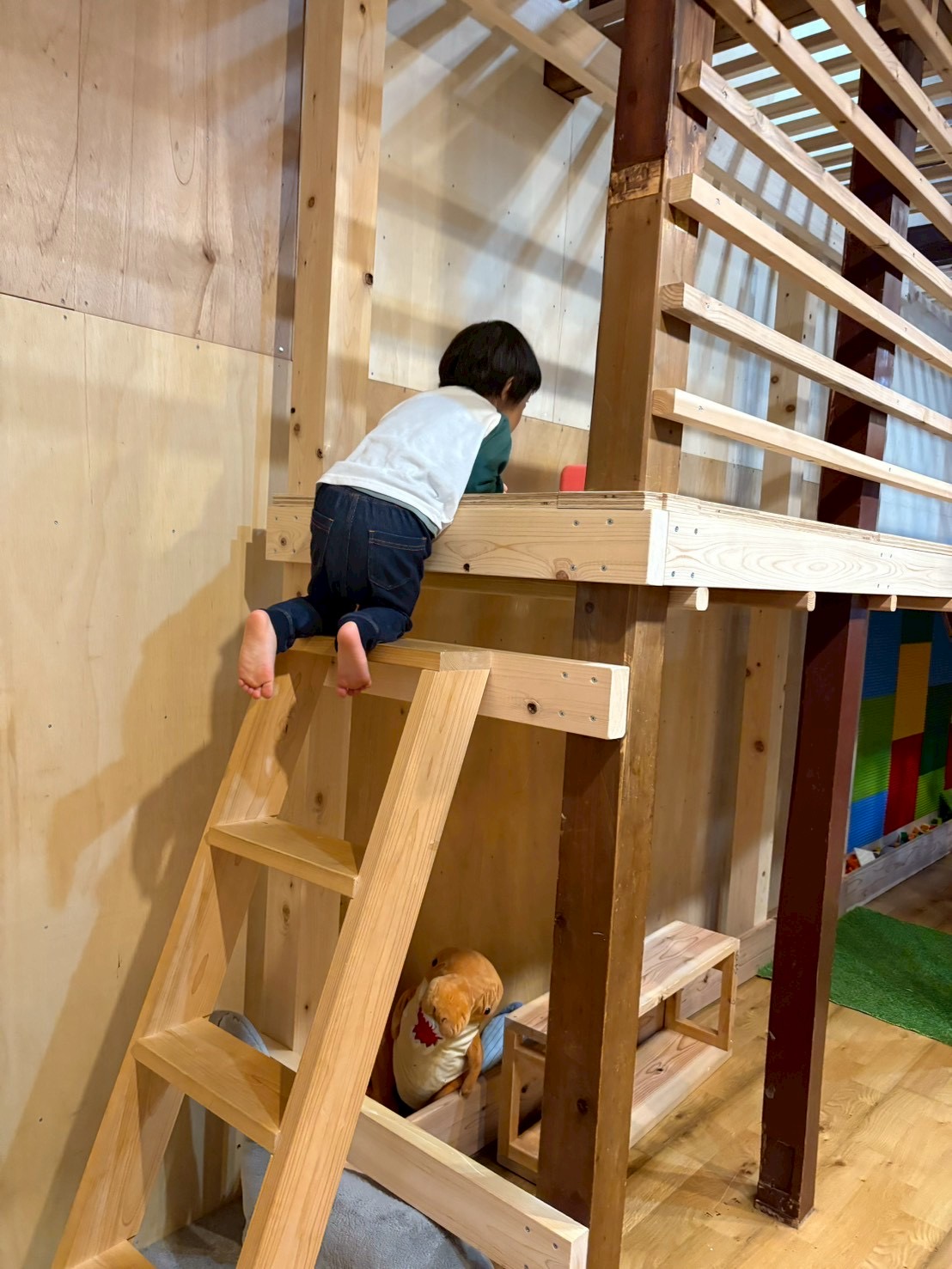 両手と肘でバランスを取って、足が急な階段に触れるまで力をコントロールする、この感覚が一番運動神経が発達する瞬間。