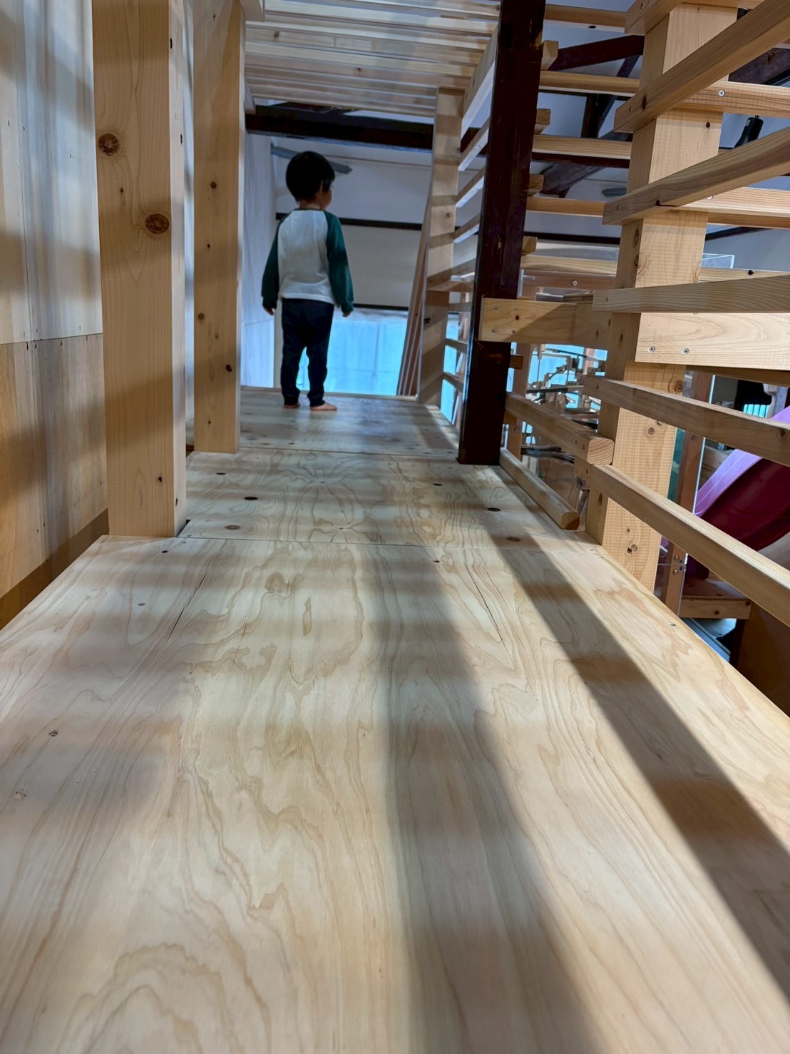 今は、スタッっふよりも、僕が一番高いんだ。と上からずっと下を見つめる男の子。