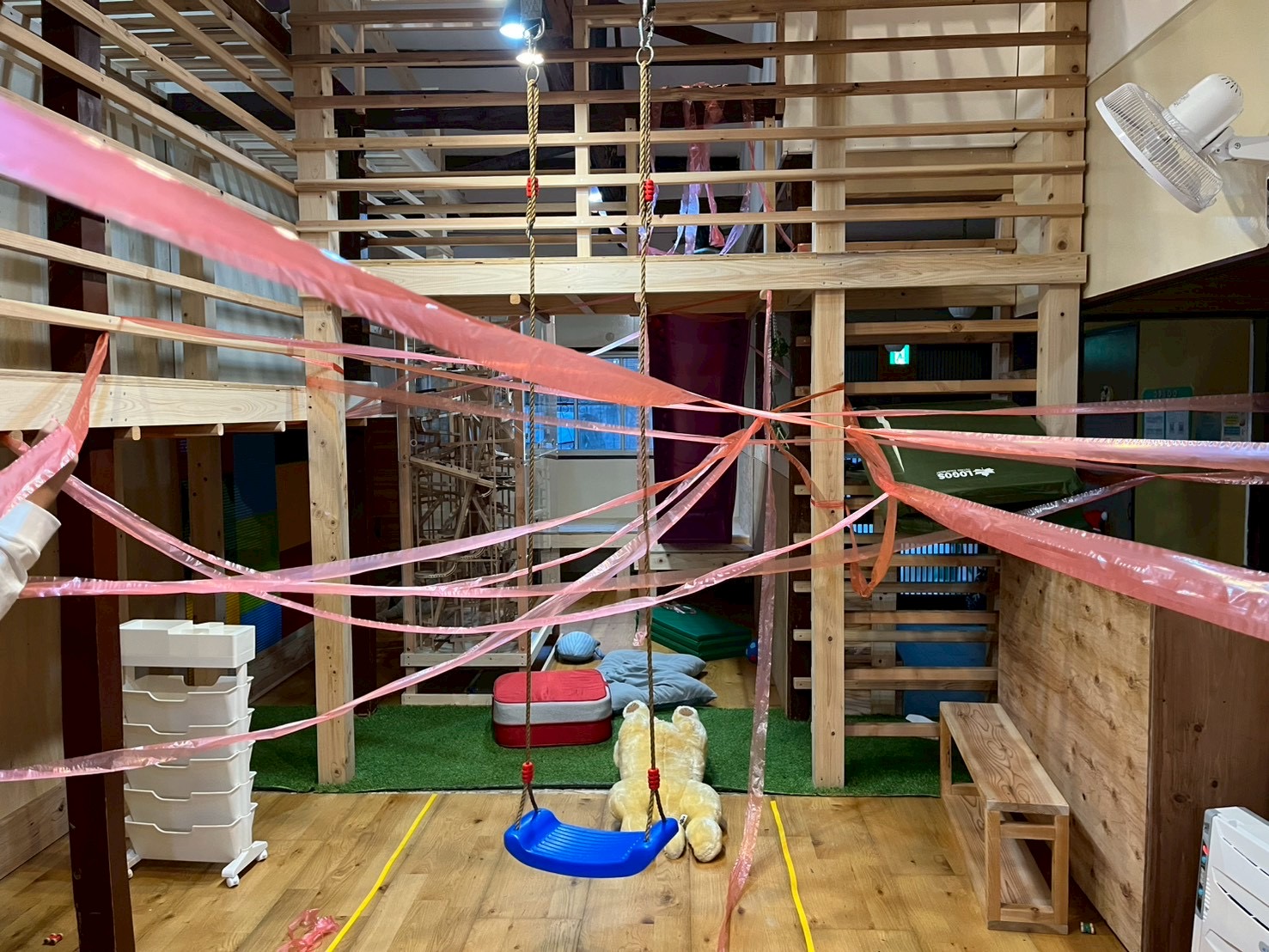 空間をピンクのテープを巻き付けることで、新しい遊びがスタートする。