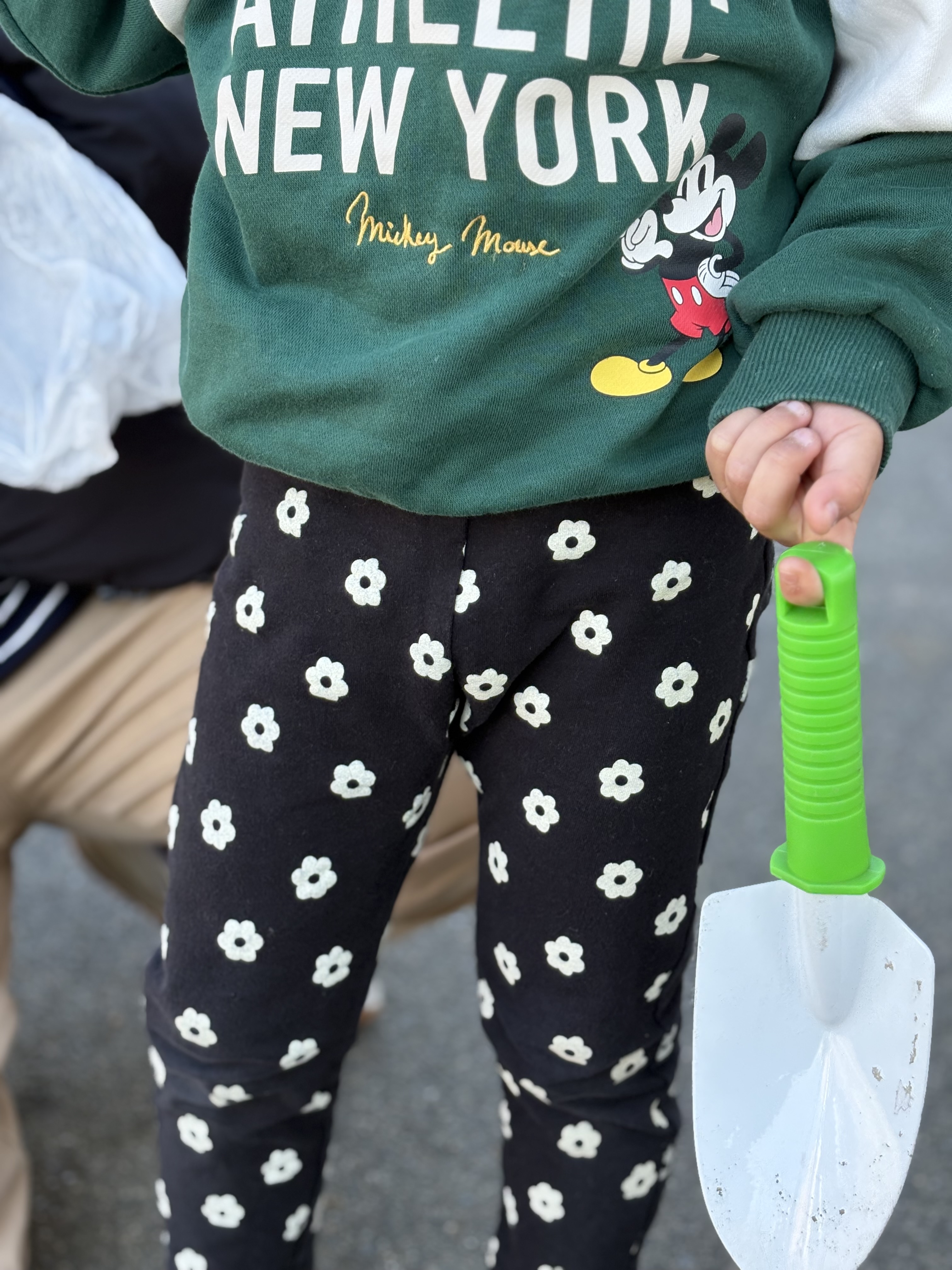 僕のスコップを持ってきたよ。
これで、どんな芋も掘り出すぞ!!と気合を見せてくれた様子。