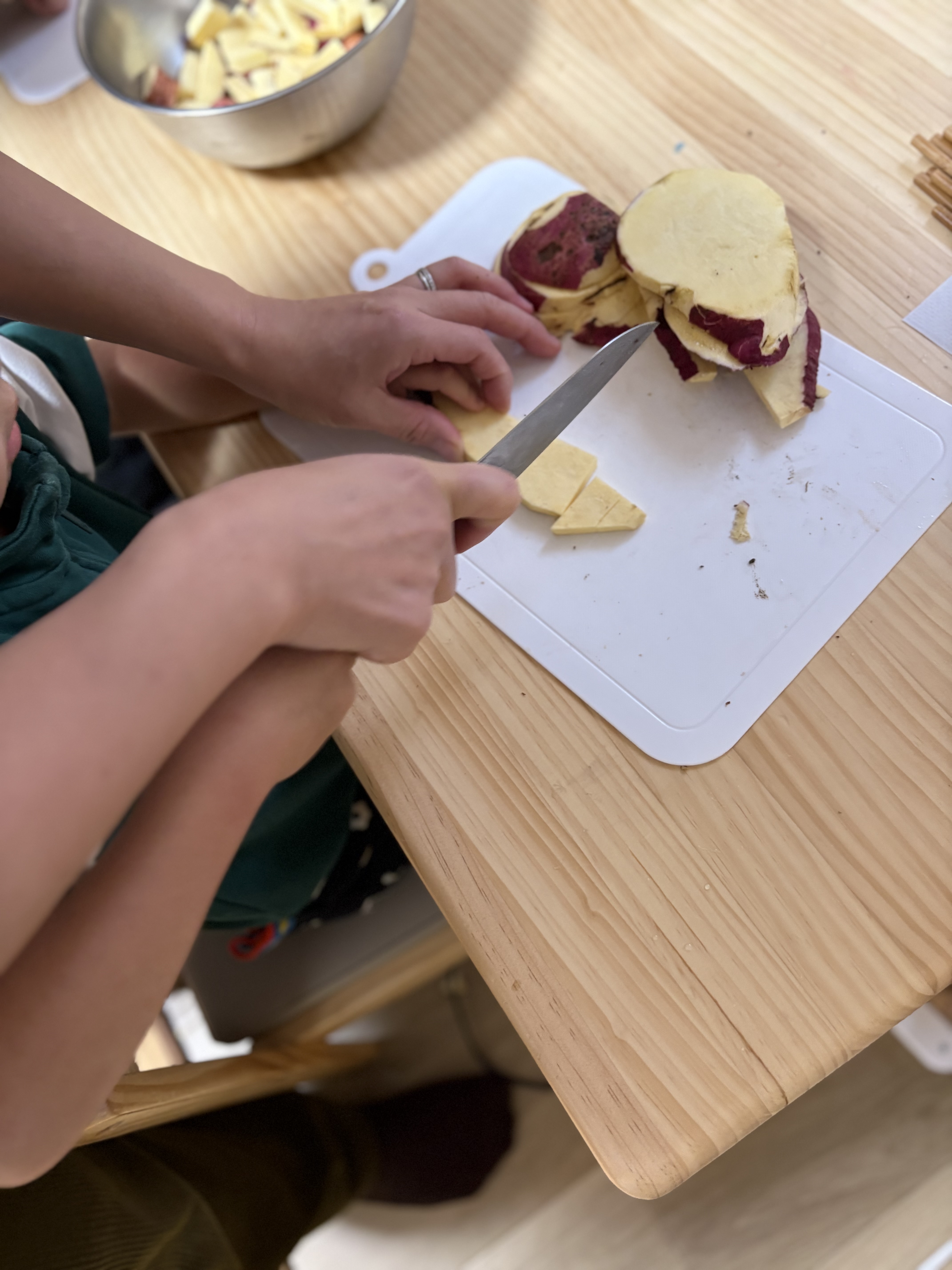 手順を理解し、役割を果たすことで、実行機能(計画性)と協調性を育む、みんなで協力しての調理風景