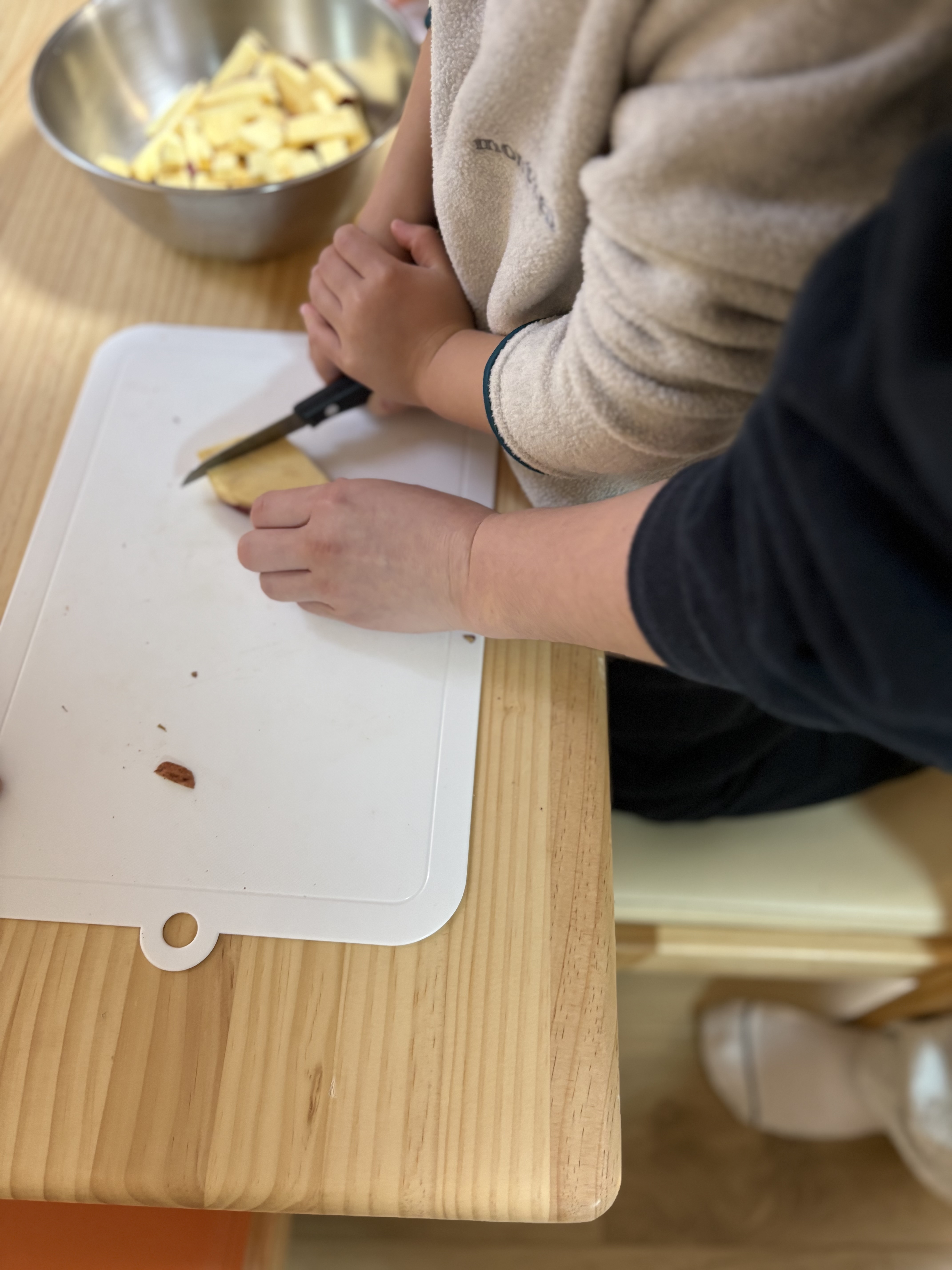 ピーラーや包丁を使い、指先の細かい運動(微細運動)と集中力を養う、調理への挑戦