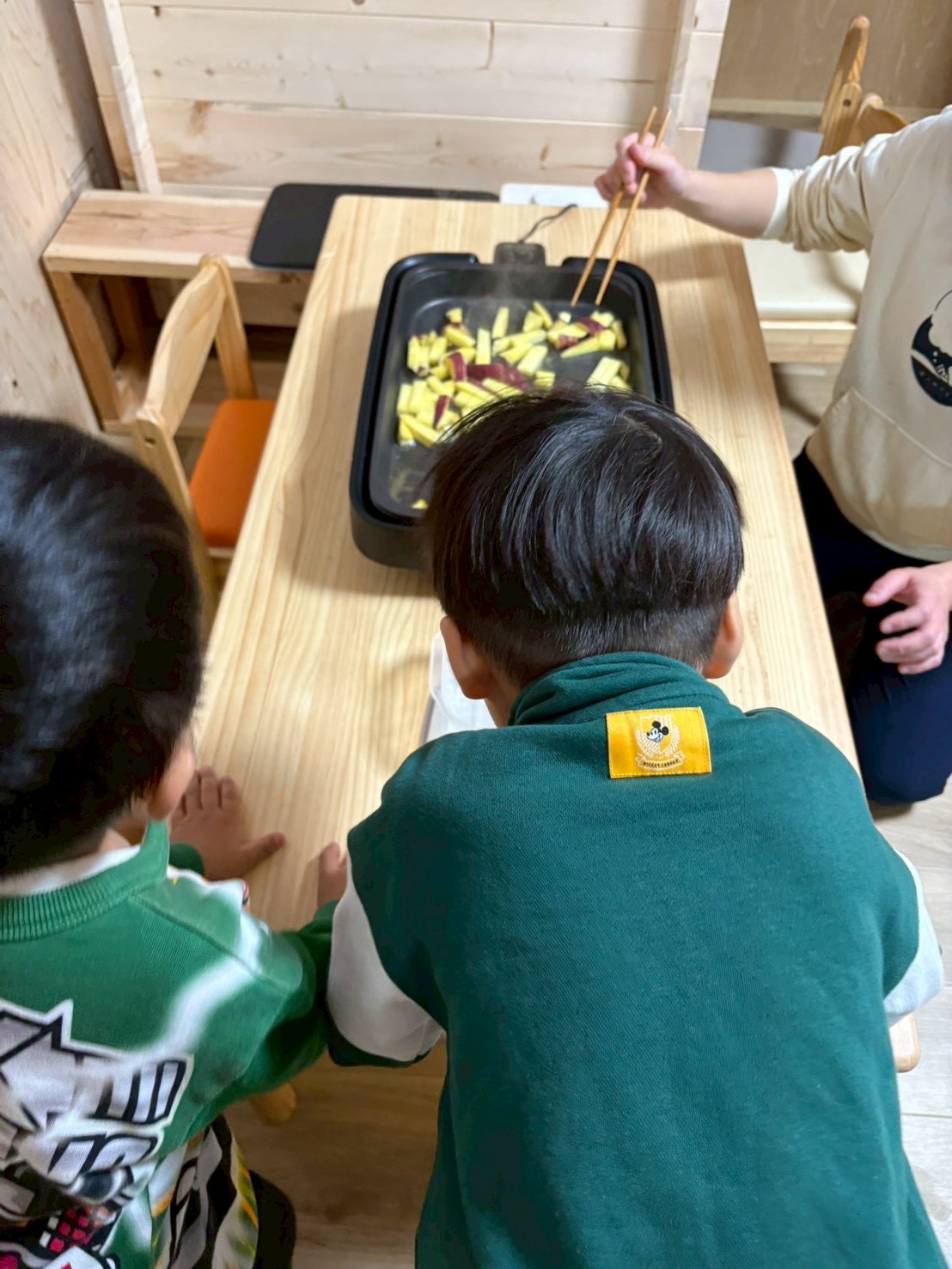 早く食べたいな!!僕がとった芋だ!!