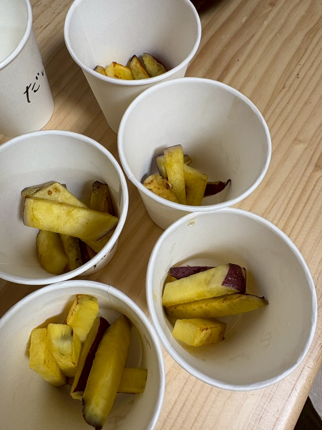 いただきます!!すごく美味しいと笑顔で食べている様子。