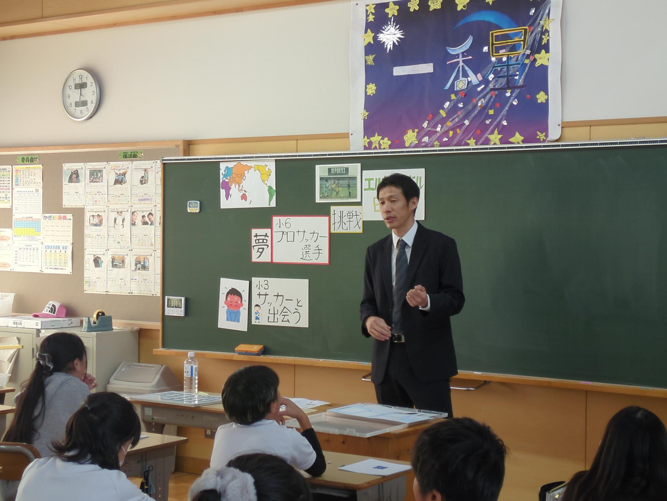 豊田市立寺部小学校の黒板前で、自身の経験と夢について熱く語るスレタンハウス代表