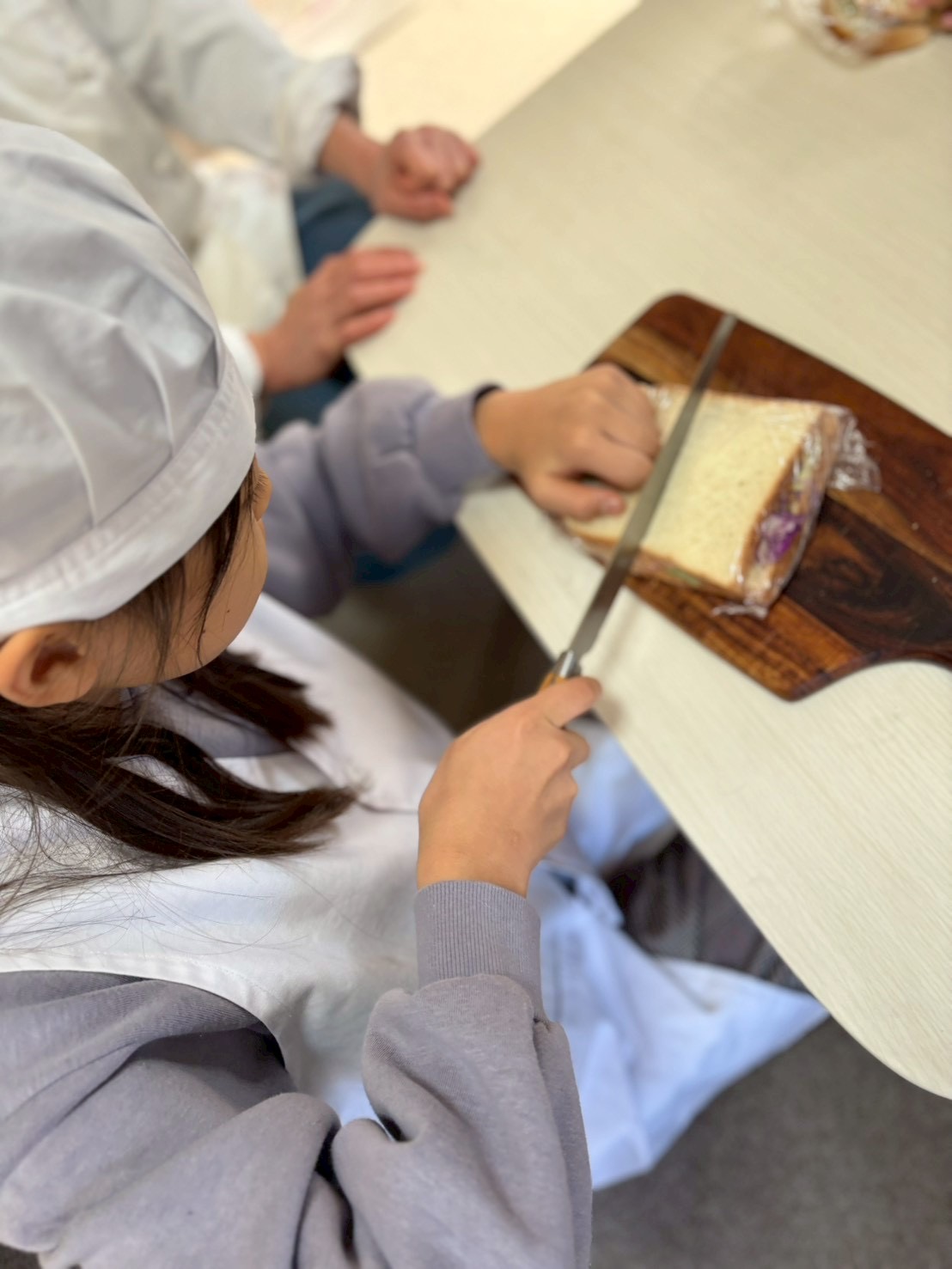 いよいよ半分に切って、完成。
みんなで食べるから美味しいし！！また、自分で作ったからもっと美味しい！！