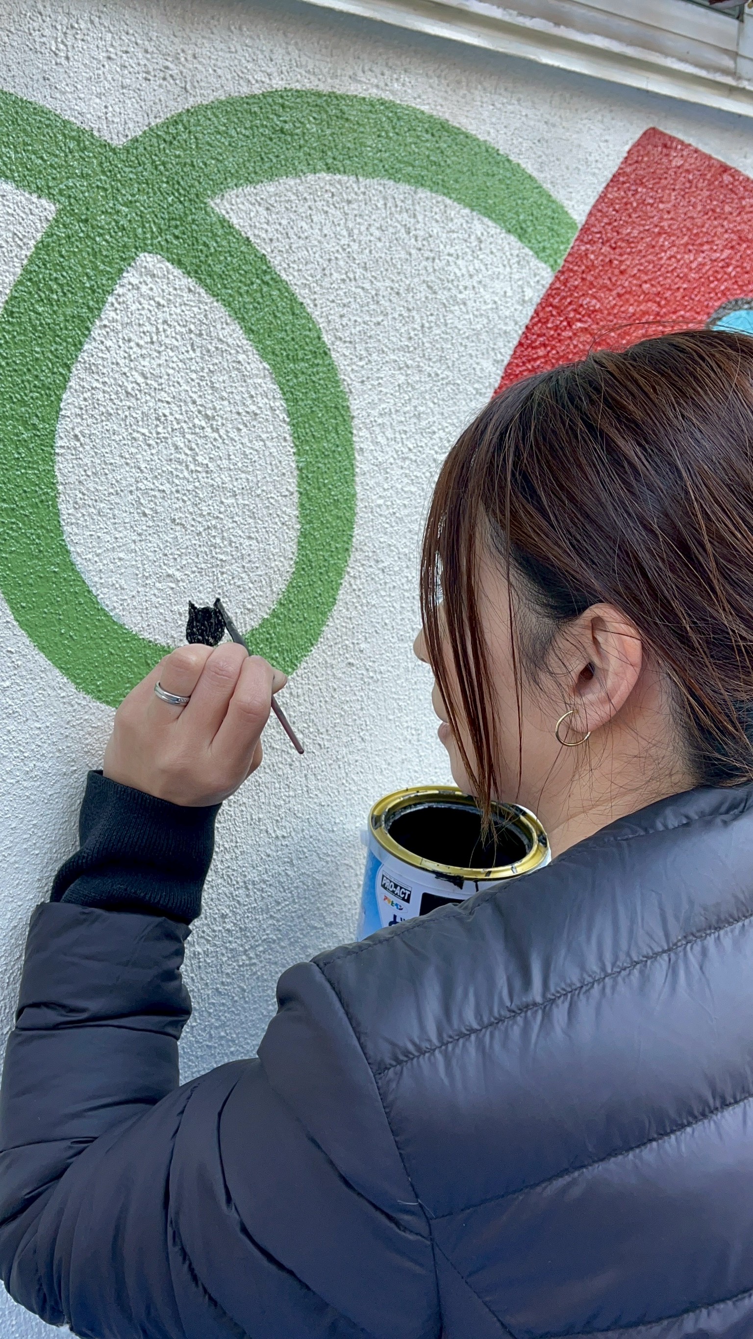 児童発達管理責任者のなおちゃんは、黒色の猫ビー玉を描く。