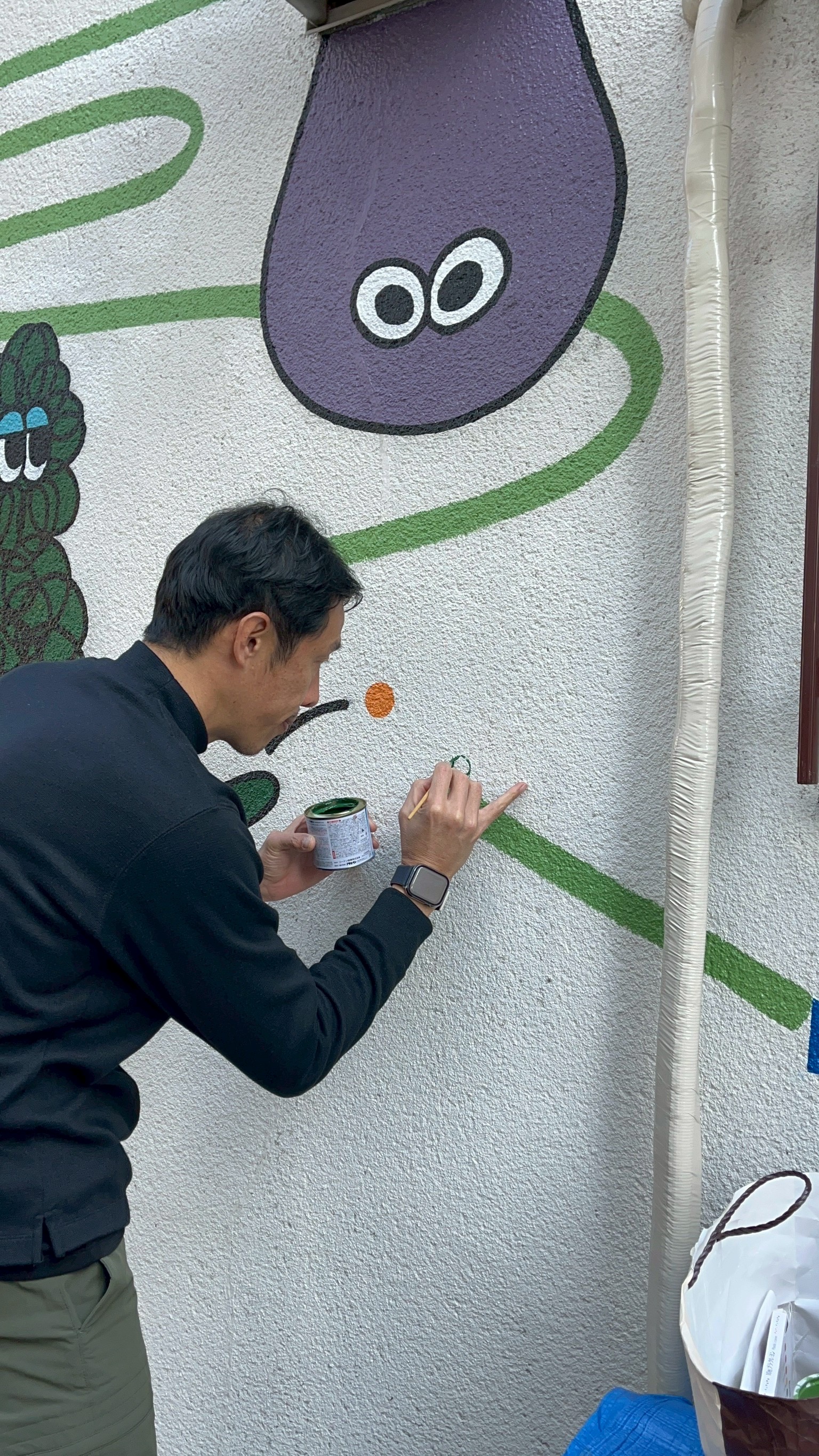 代表の小林は緑色のビー玉を作成する。