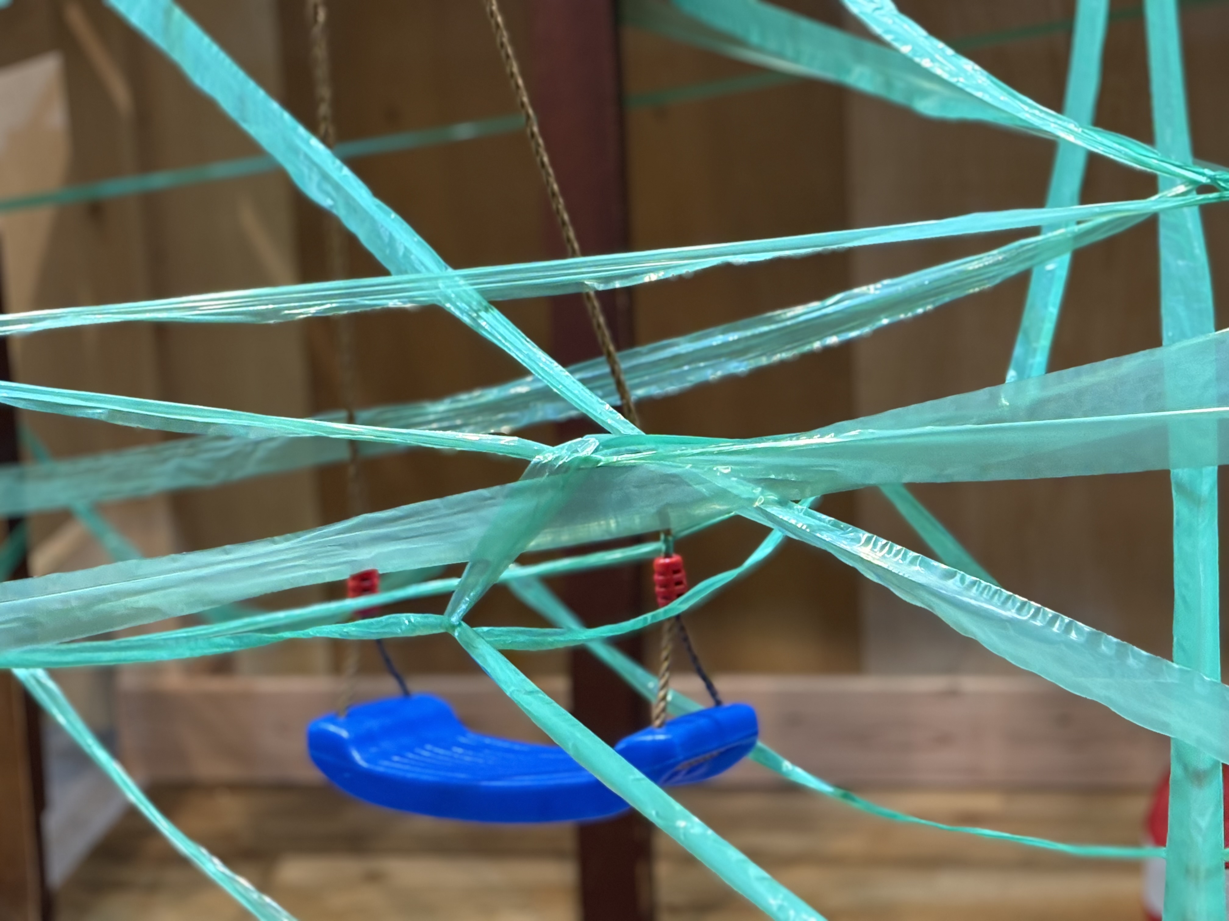 一人の子の「テープを巻き付けたい!」という衝動から始まり、事業所全体がカラフルなテープで張り巡らされた大規模なアート活動