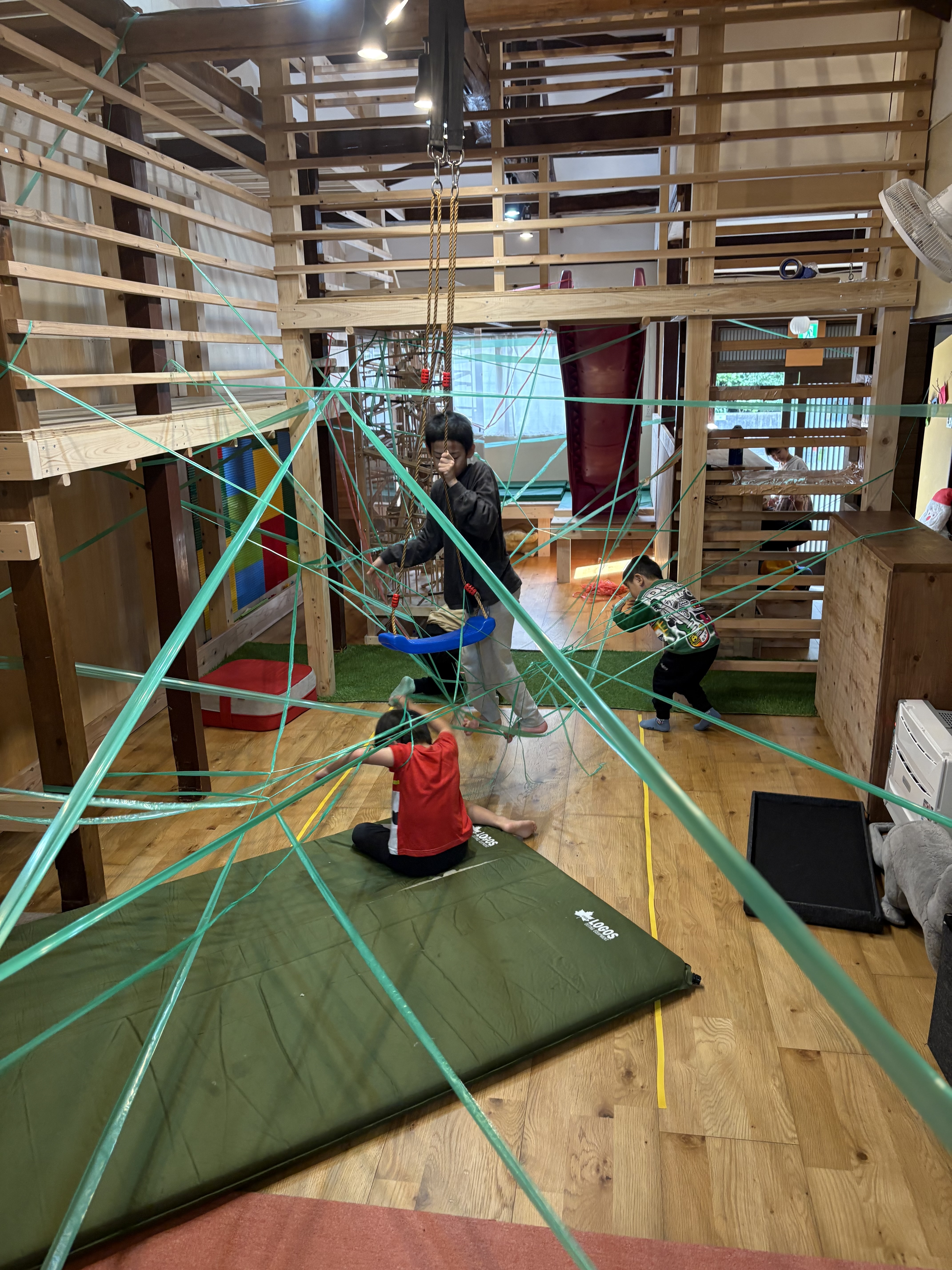 「ここまで頑張ったら切れる」という見通しを示し、協調性を育みながら共同作業に取り組む子どもたちとスタッフ