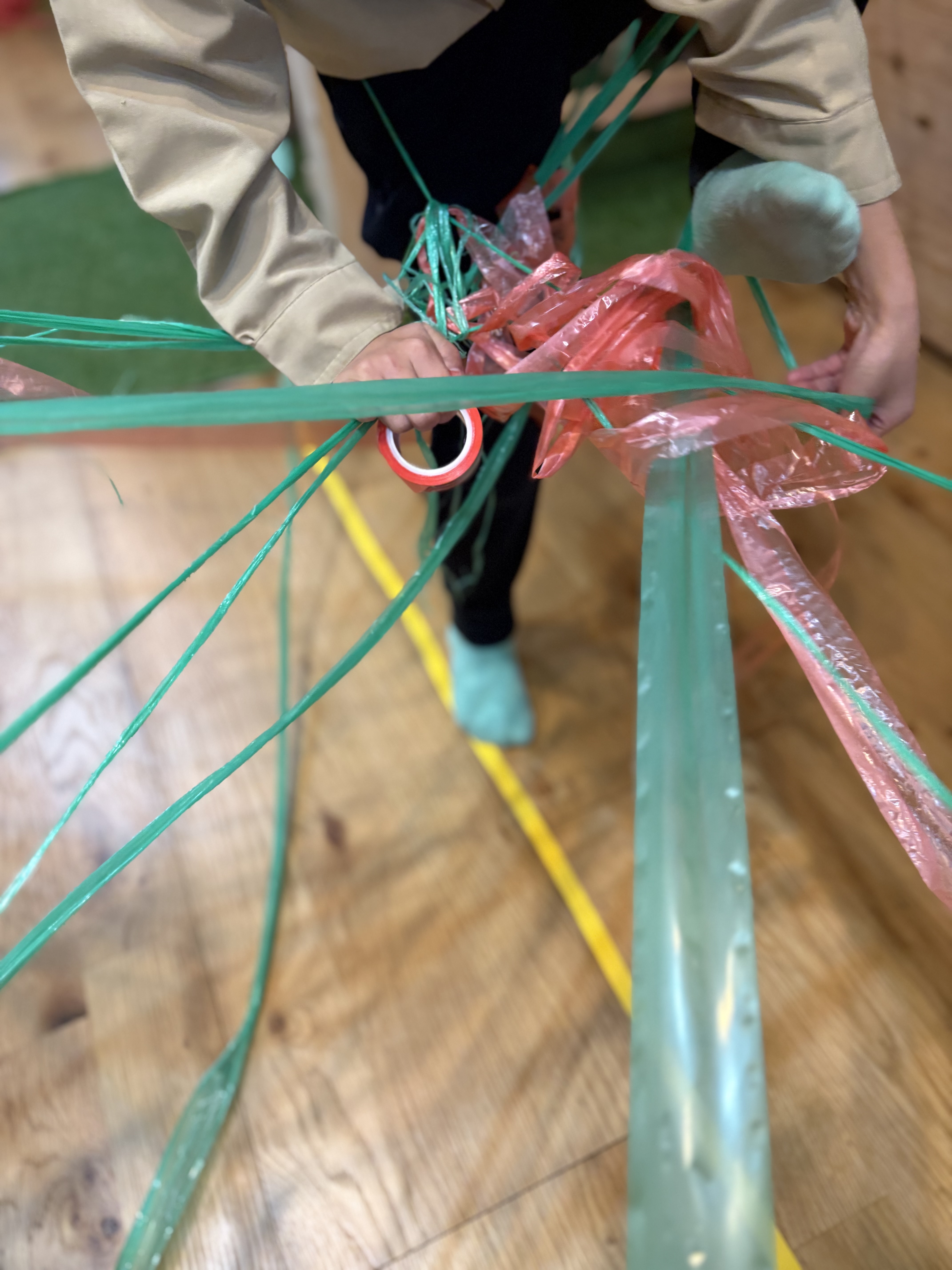 赤色も黄色も青色も全部使って事業所をカラフルにしようと全員で協力し始める。