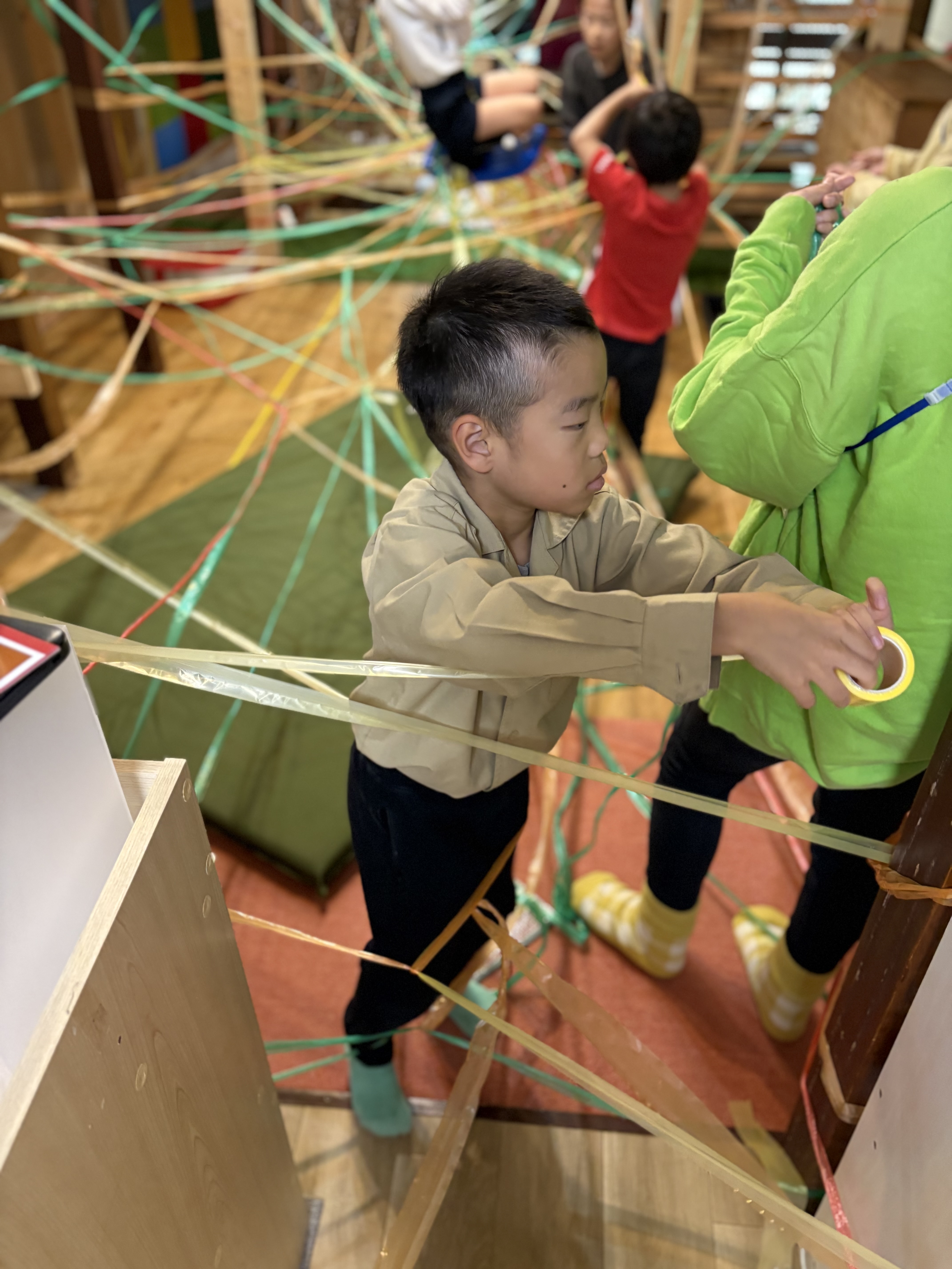 一人から全体にテープ巻きの遊びが広がる瞬間。色んな色のテープを巻き巻きにしたいよ。