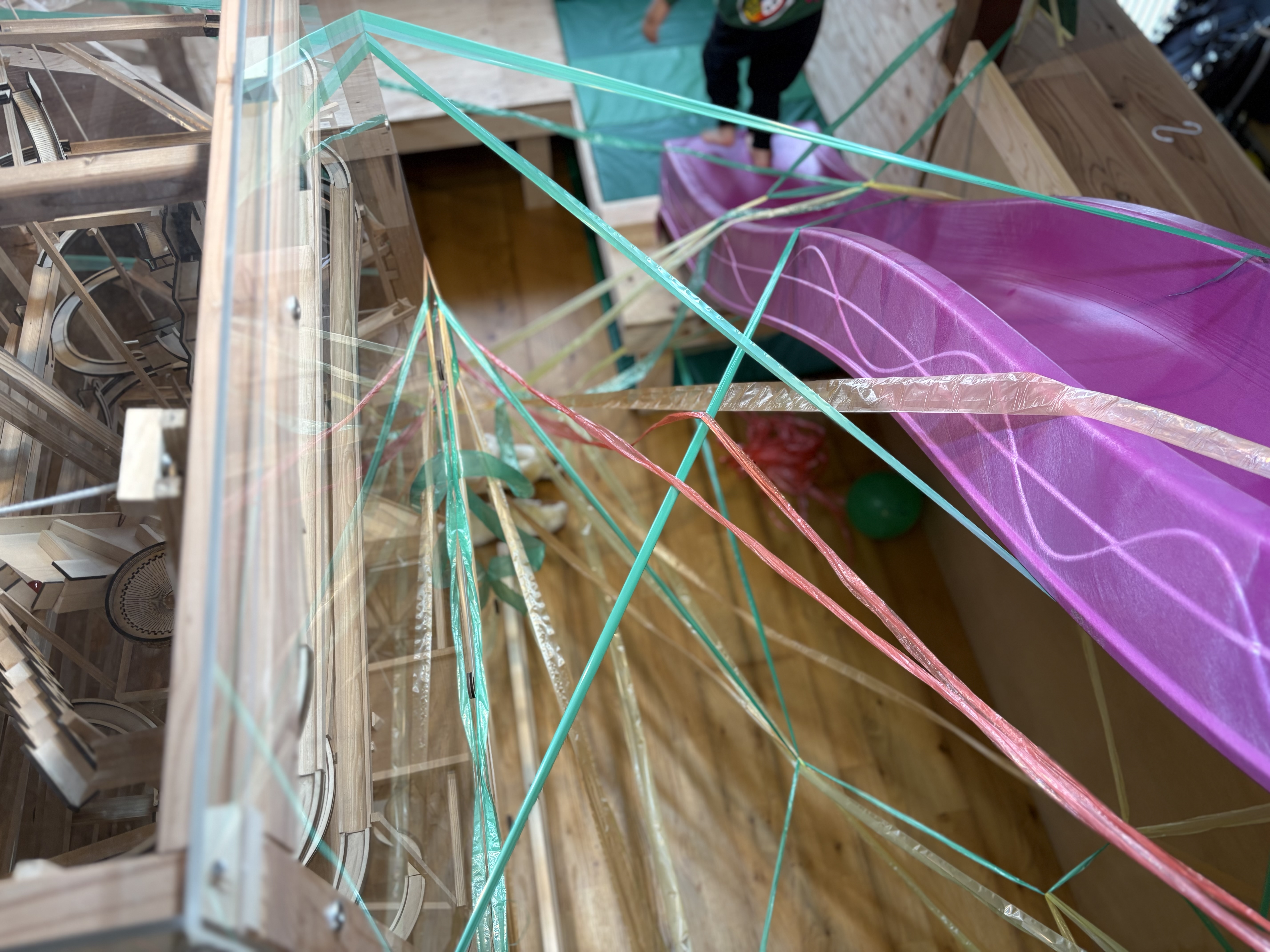 天井にも巻くことができたから、そろそろハサミに切りたくなってきたよ。