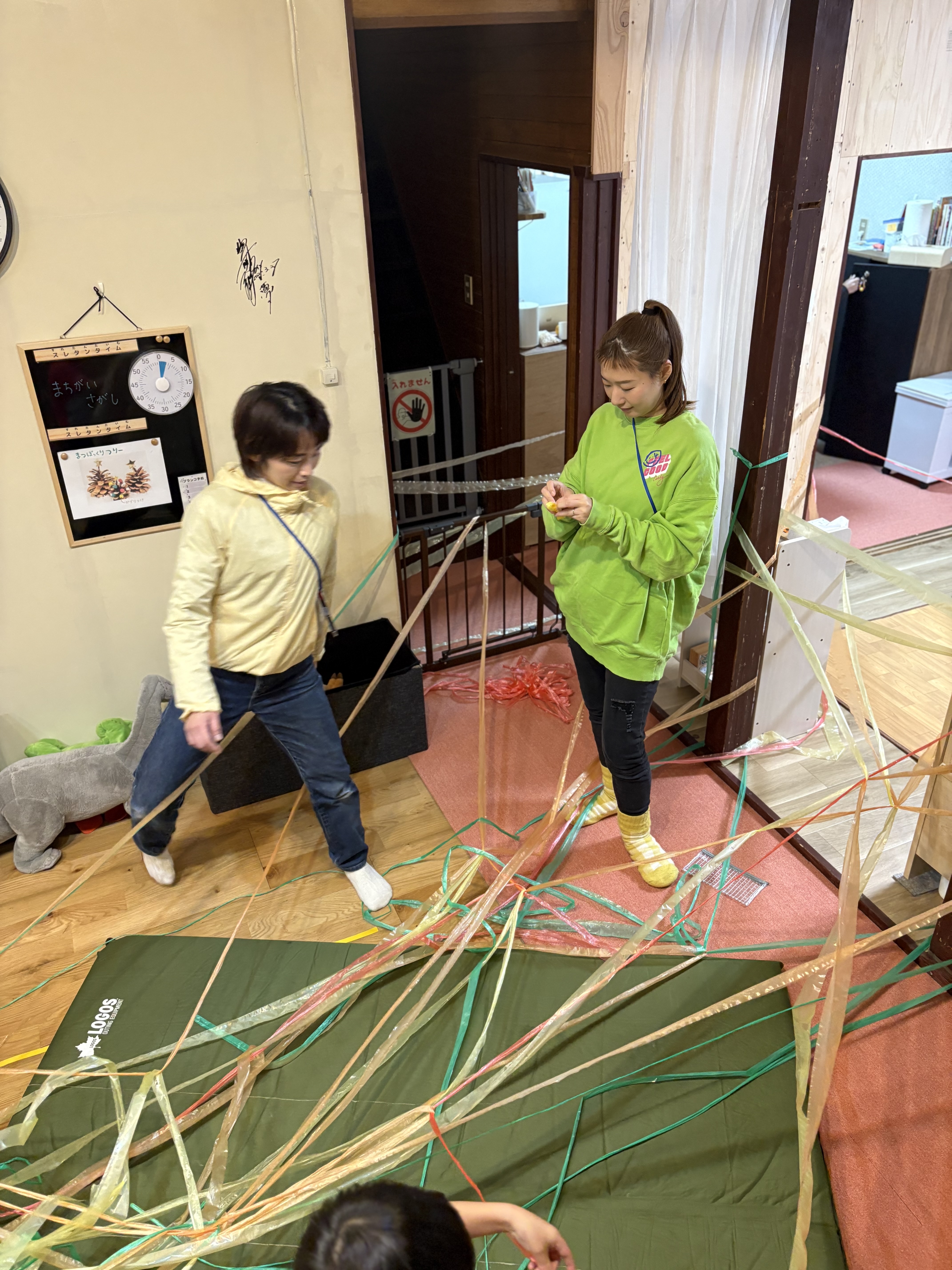 子どもの気持ちが分かるよねと、見守りながらも、一人一人を見つめるスタッフ。