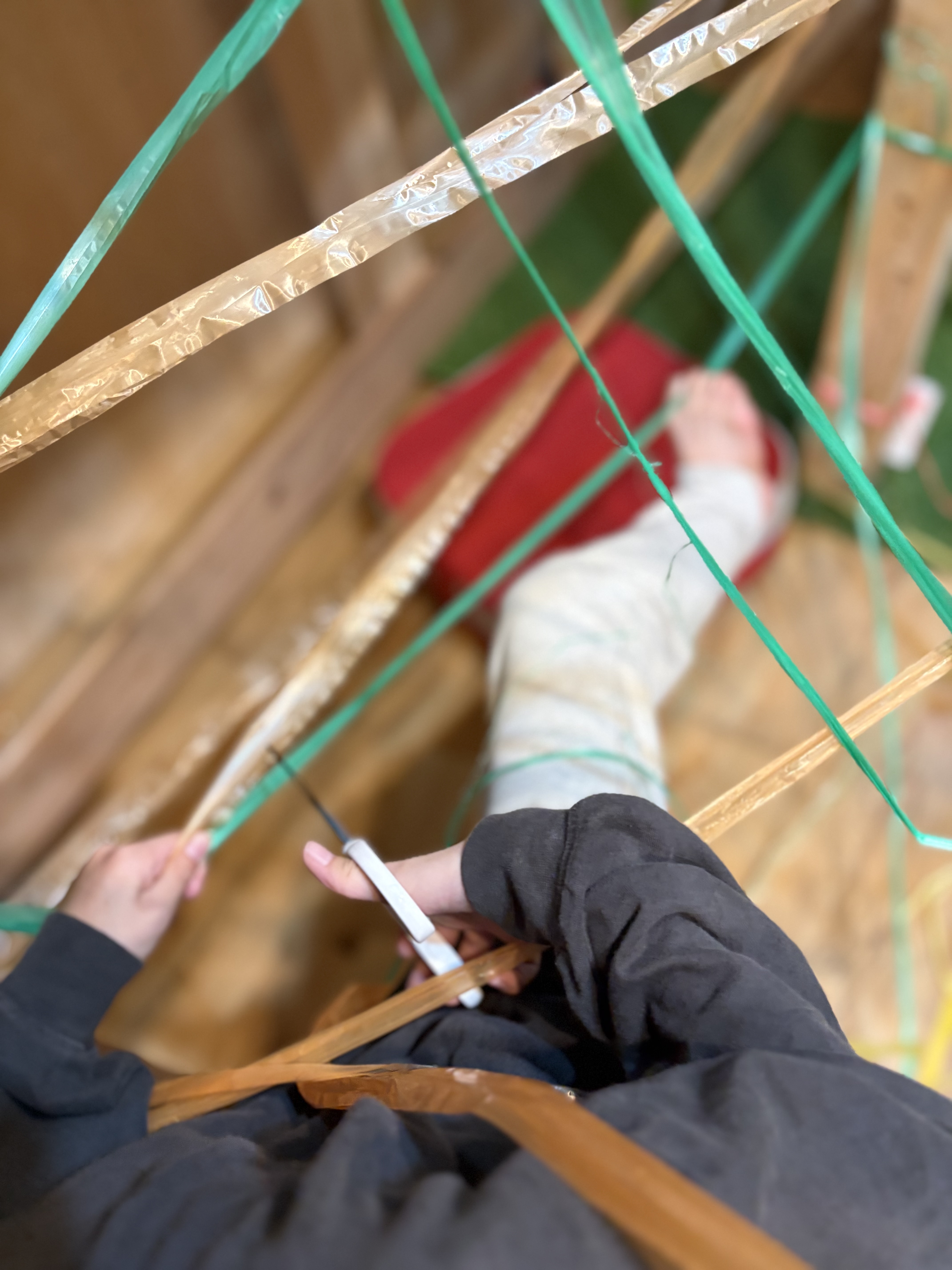 この張り詰めたテープを切るのは、すごく気持ちが良いと、言葉に出しながら切ってる。