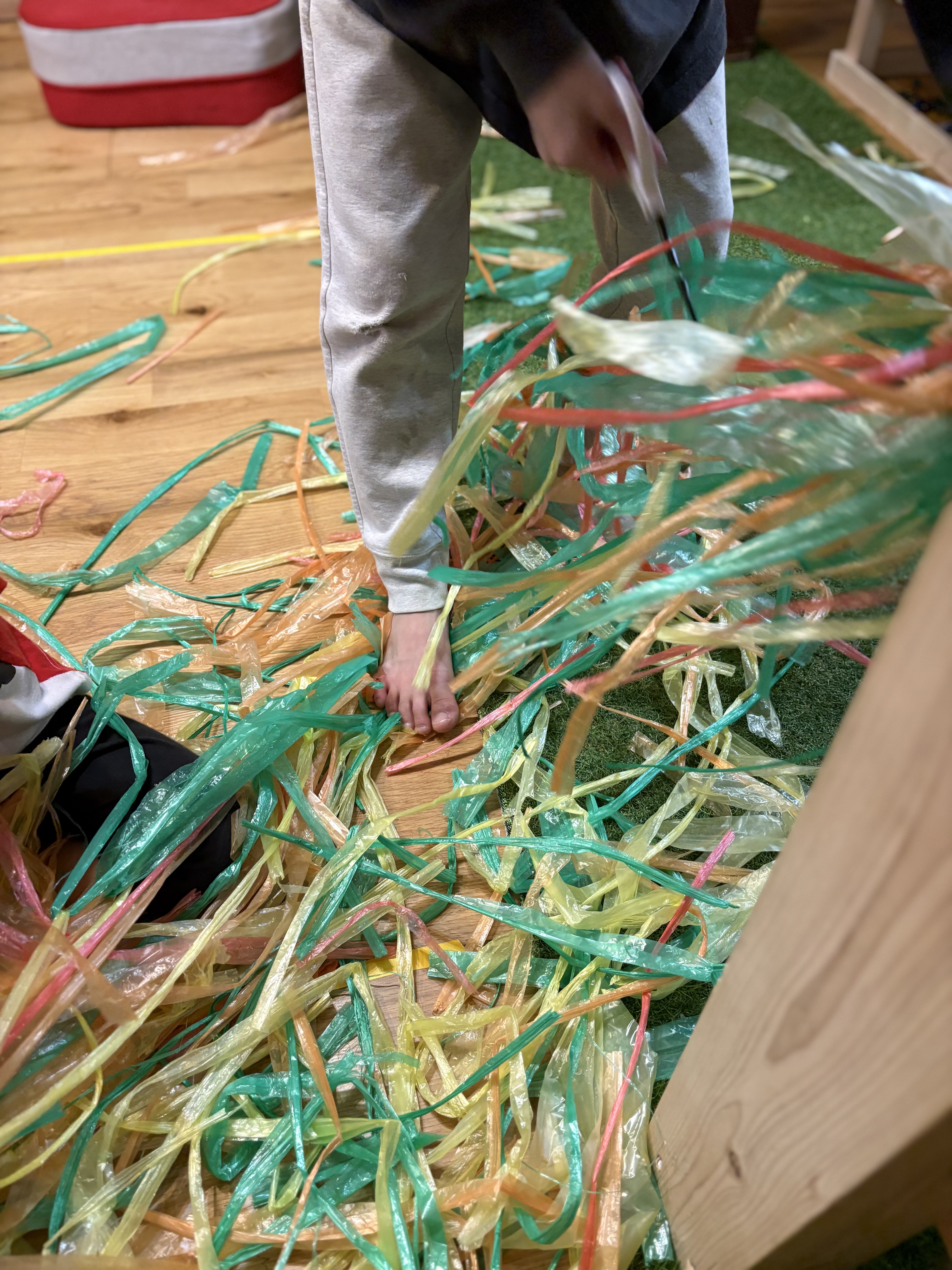 こっちもあっちもテープだらけだから、いっぱい切るぞと、とにかく手を止めずに切っていく男の子。