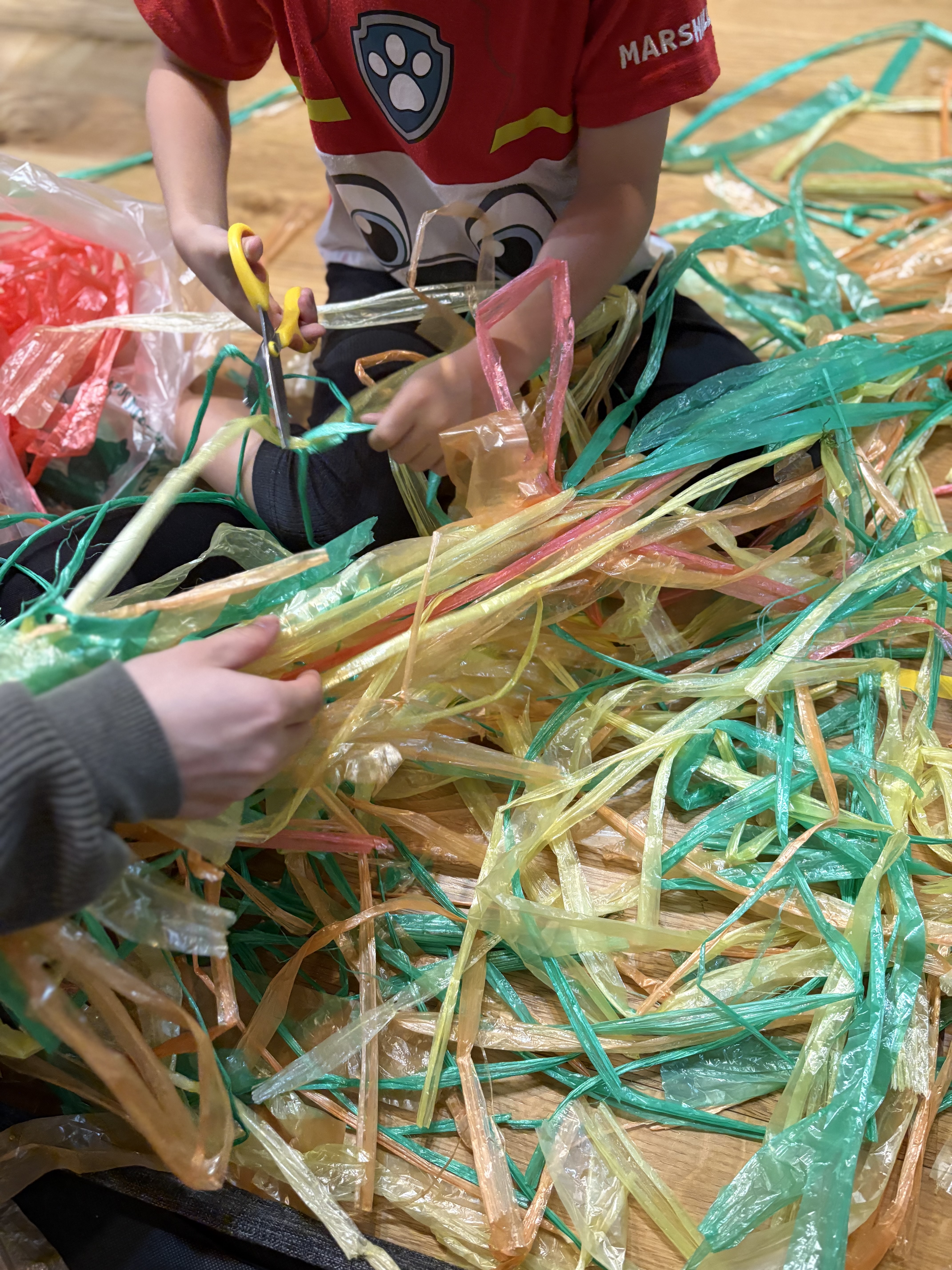 次はハサミの番だと、待っていた子は気持ちよくハサミを使って切る場面。