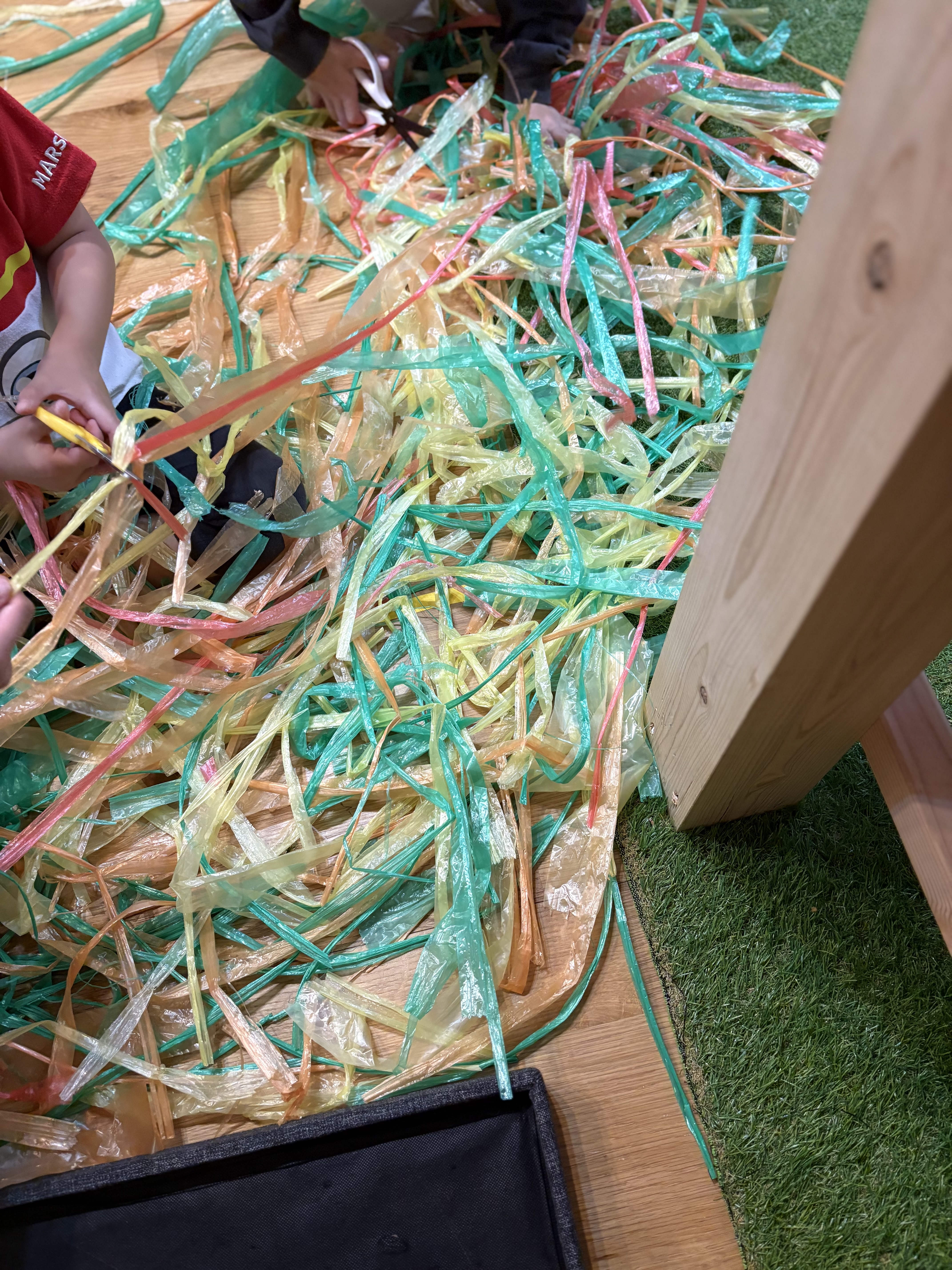 もうテープの山で事業所全体がテープテープになっている。