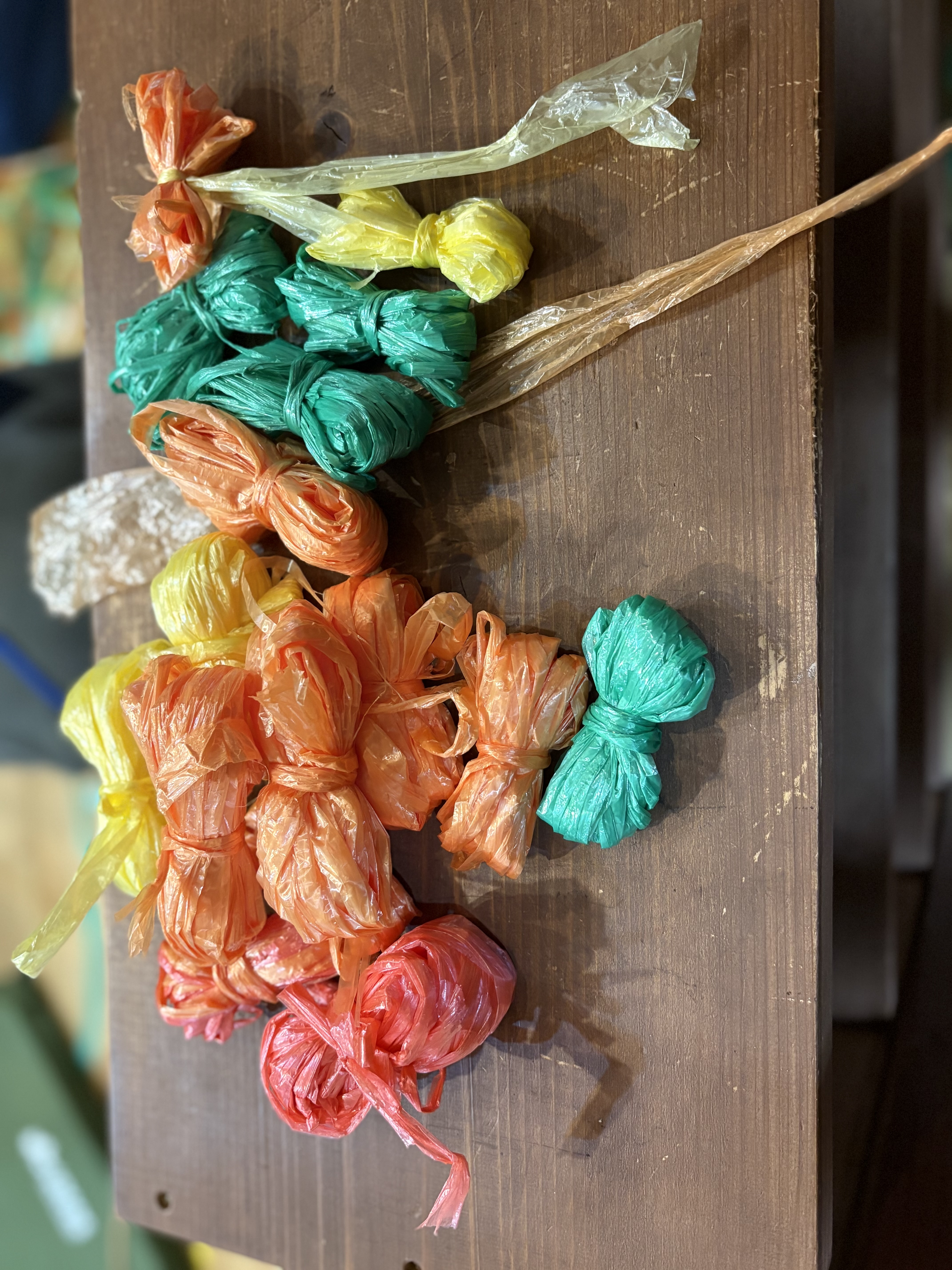 切った後のテープが大変身。綺麗で次の遊びの何かに大変身する。