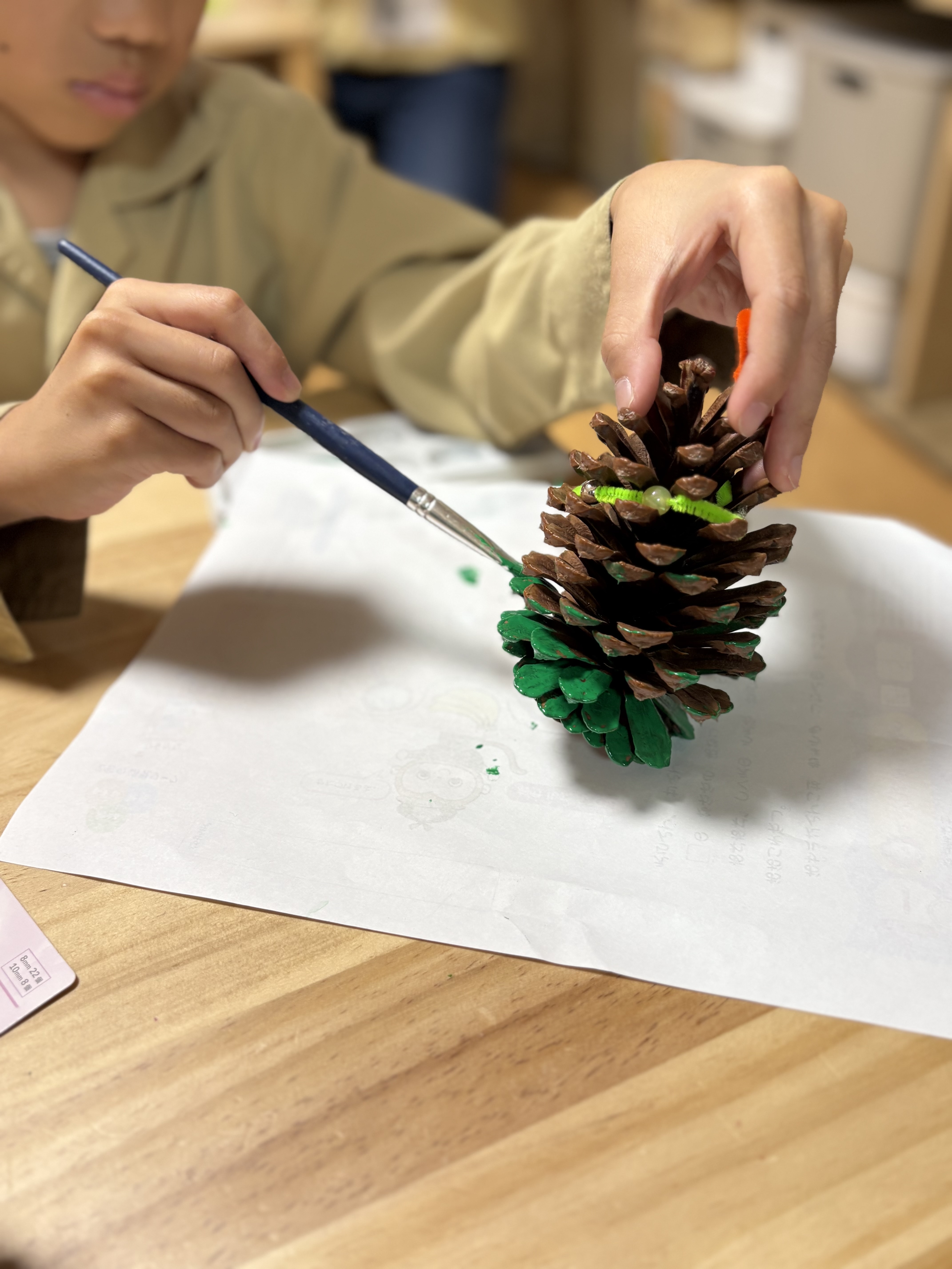 こっちは、絵の具で色をつけてみようと試みる。だんだん色が変わる松ぼっくりを見て、綺麗と喜ぶ。