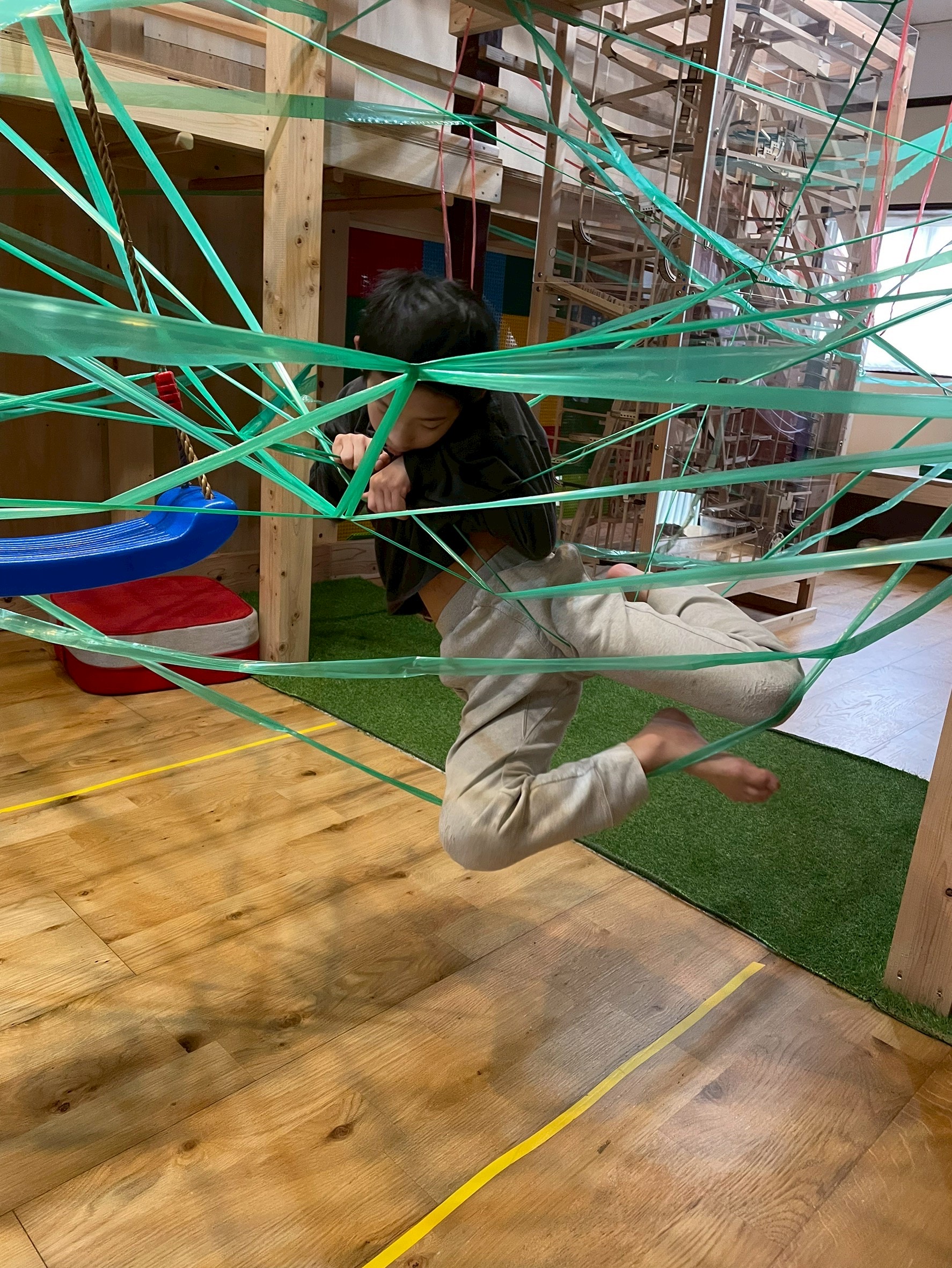 まだ切ってほしくない。この張り詰めれたテープのままにして欲しいと主張している。