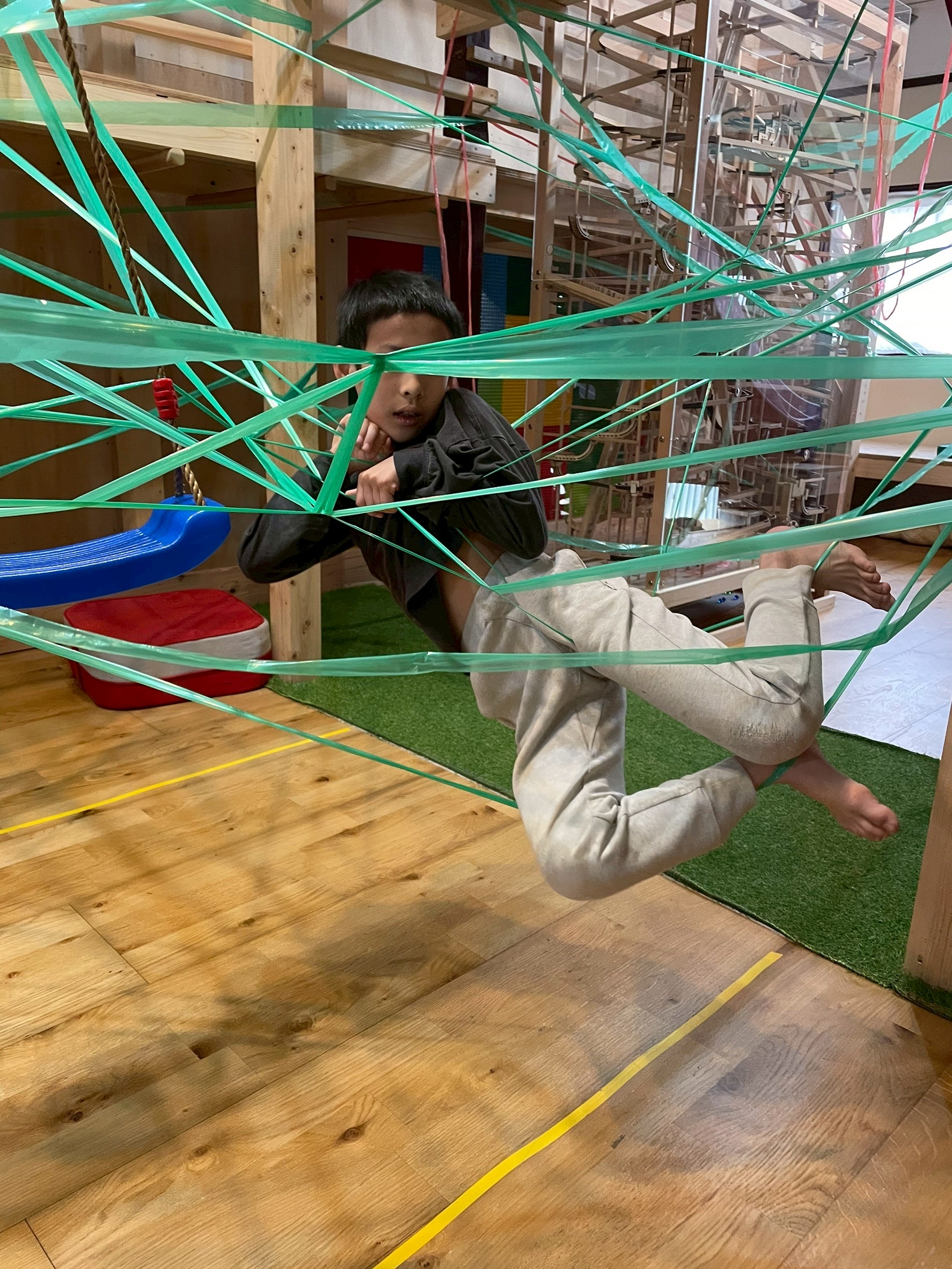 遊びの持続性を求める「巻きたい子」と、感覚刺激への欲求を持つ「切りたい子」の主張がぶつかり合う瞬間