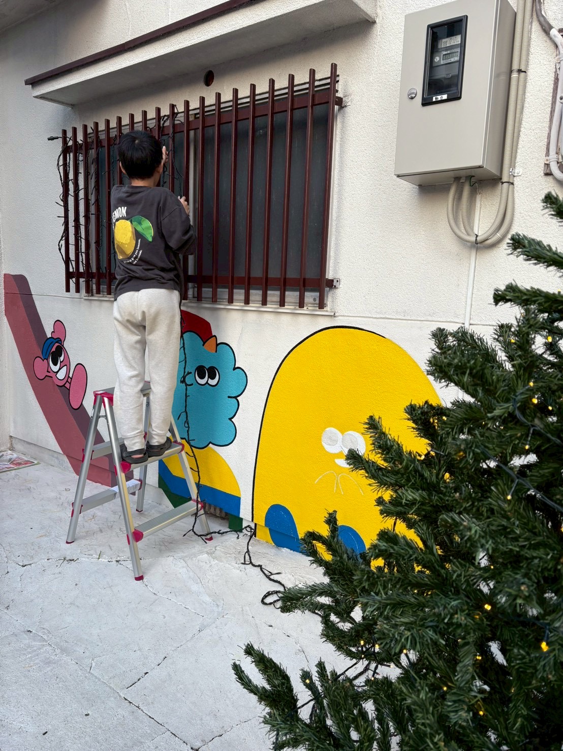 スレタンハウスの窓越しの柵にもライトアップでクリスマスに雰囲気をイメージしながらライトを設置している。