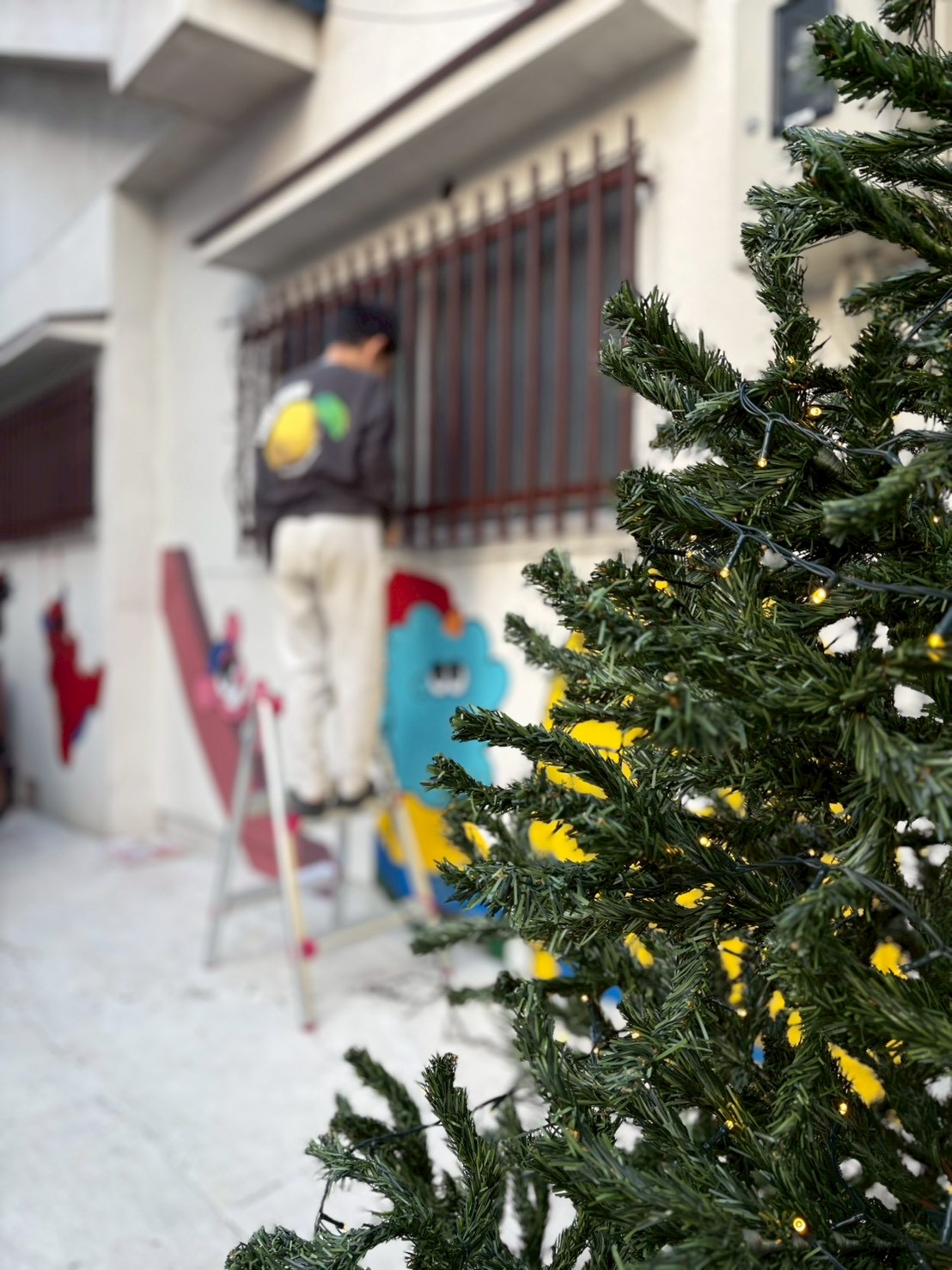 大きなツリーも準備中。このツリーにいっぱい松ぼっくりを飾るぞ！！