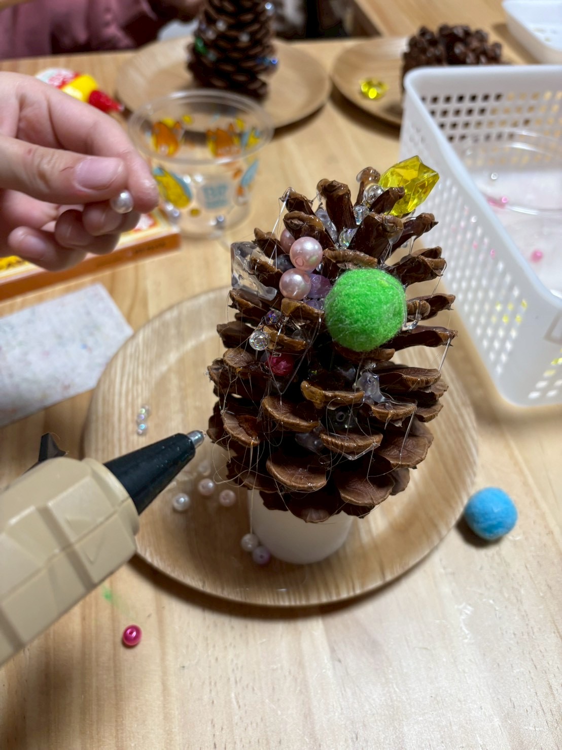 グルーガンの固まる形も、雪みたいで綺麗だよと、色んな発想が言語化されながら楽しむ様子。