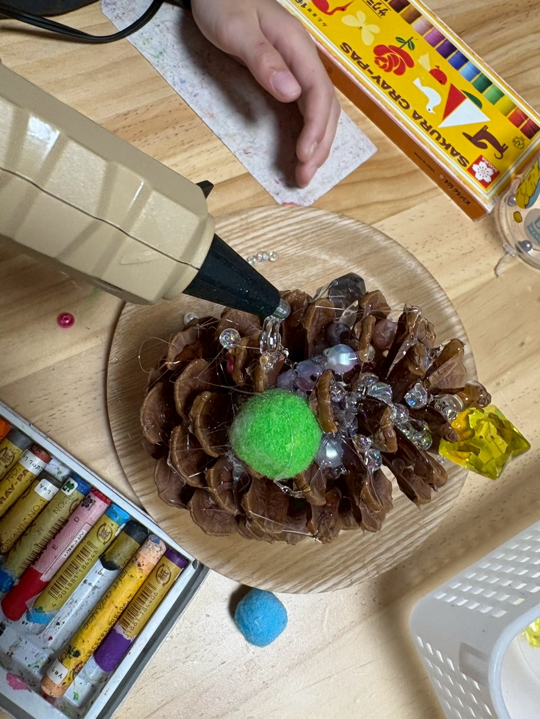 グルーガンの使い方が上手くなってきて、一人でも扱えるようになてきた。
一気に松ぼっくりも変装してきた様子。