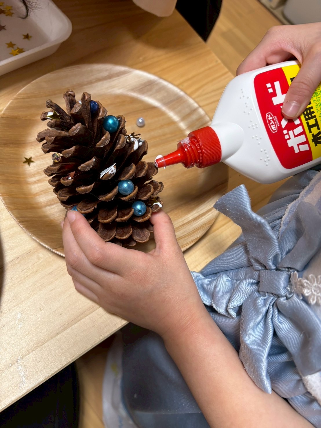 まずはボンドで何を付けたら良いかなと、迷いながら、これだと決めたら、一気に松ぼっくりが綺麗になってきた。