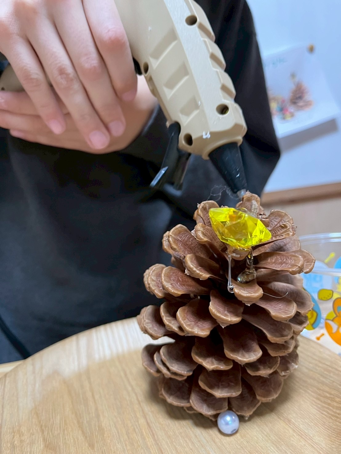 低温グルーガンを使用し、「熱い」という感覚と指先の力の加減（調整力）を同時に学びながら、オーナメントを仕上げる子どもたち