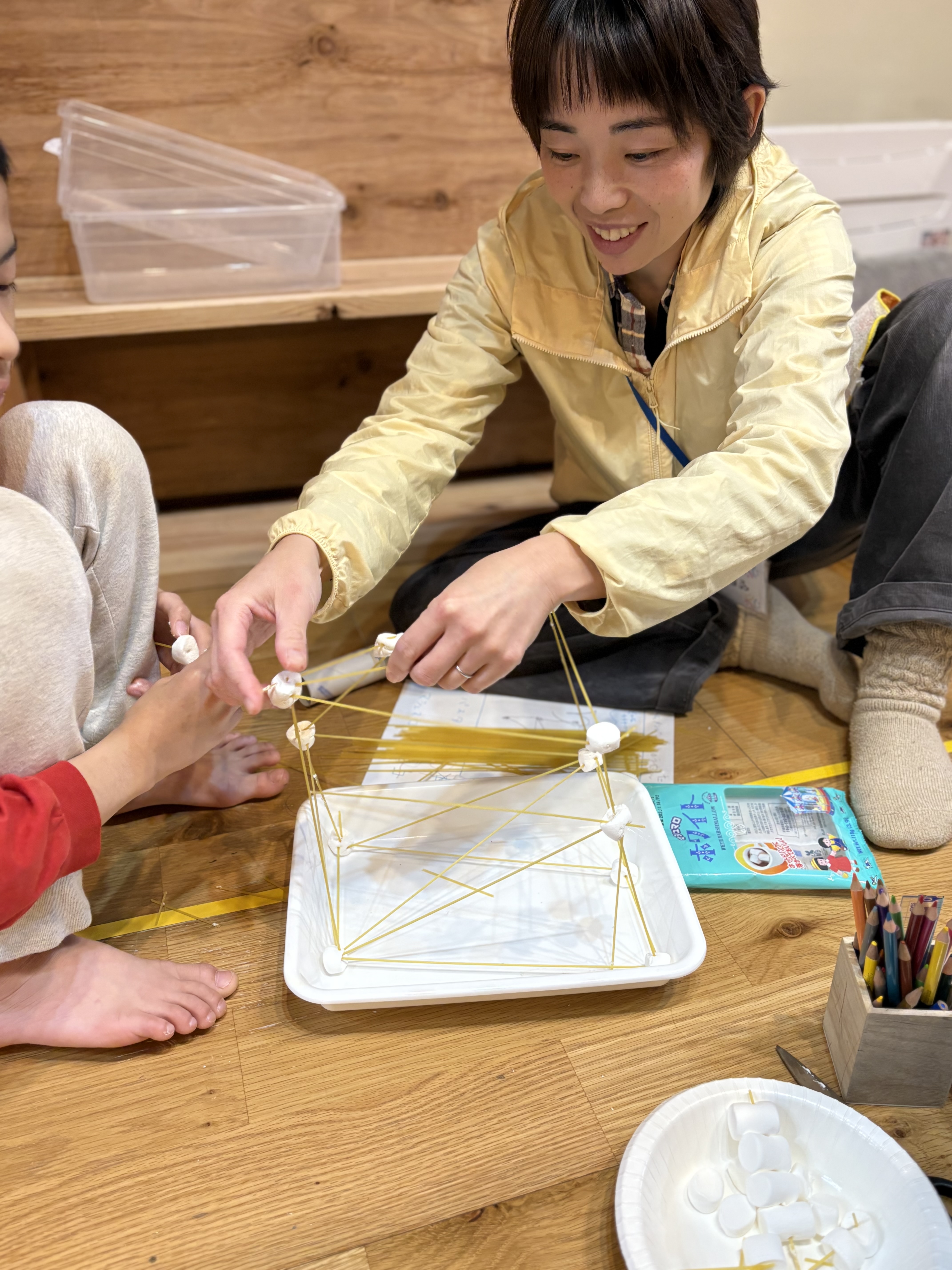 3つのグループにスタッフを1名入れて、みんなで話し合いアイデアを形にしていく過程。