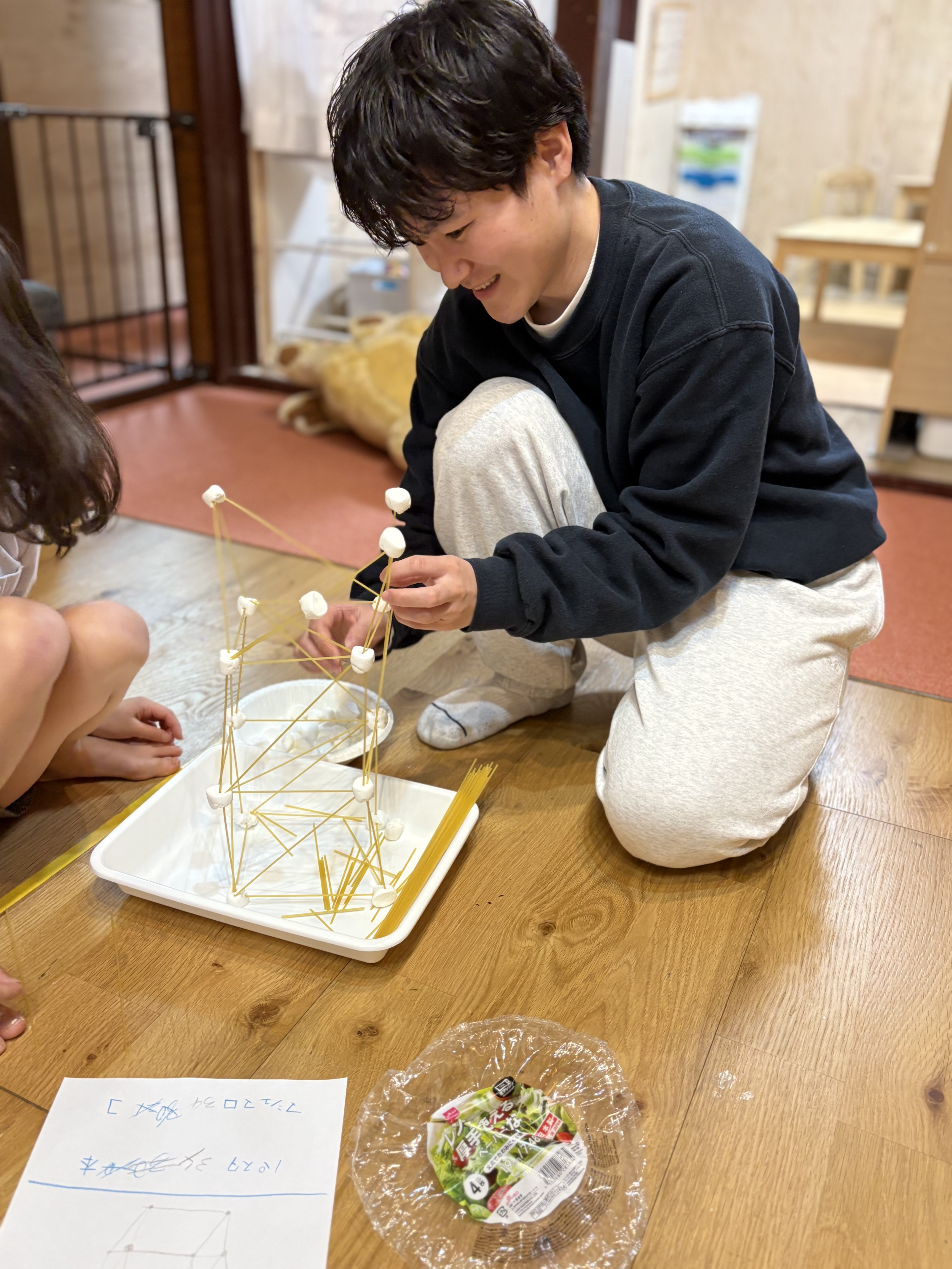 スタッフが本気で楽しむからこそ、子どもの興味を惹く。