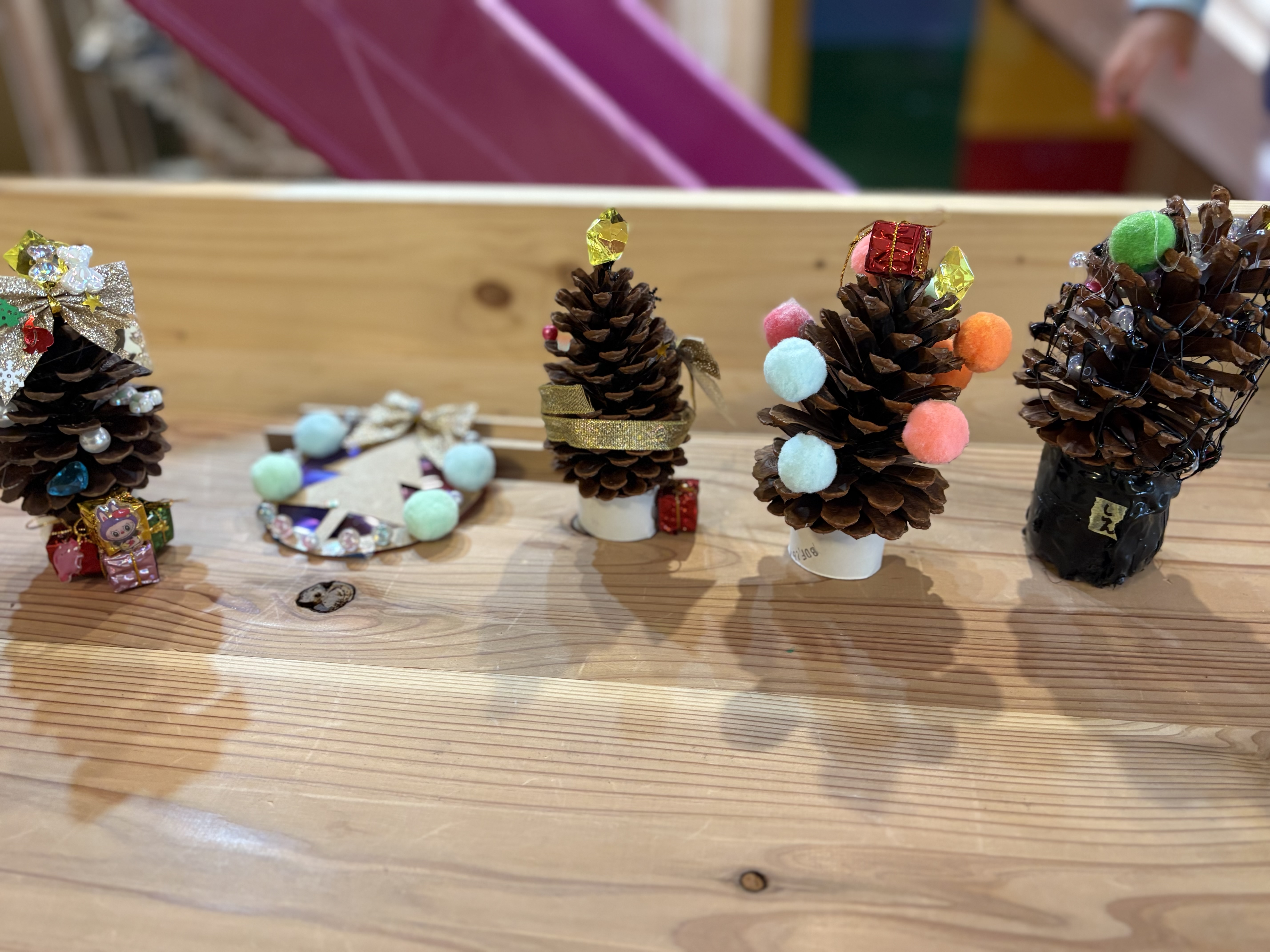 これが僕のだよと私のだよ、親に見てもらえるのをイメージして作っている松ぼっくりアート。