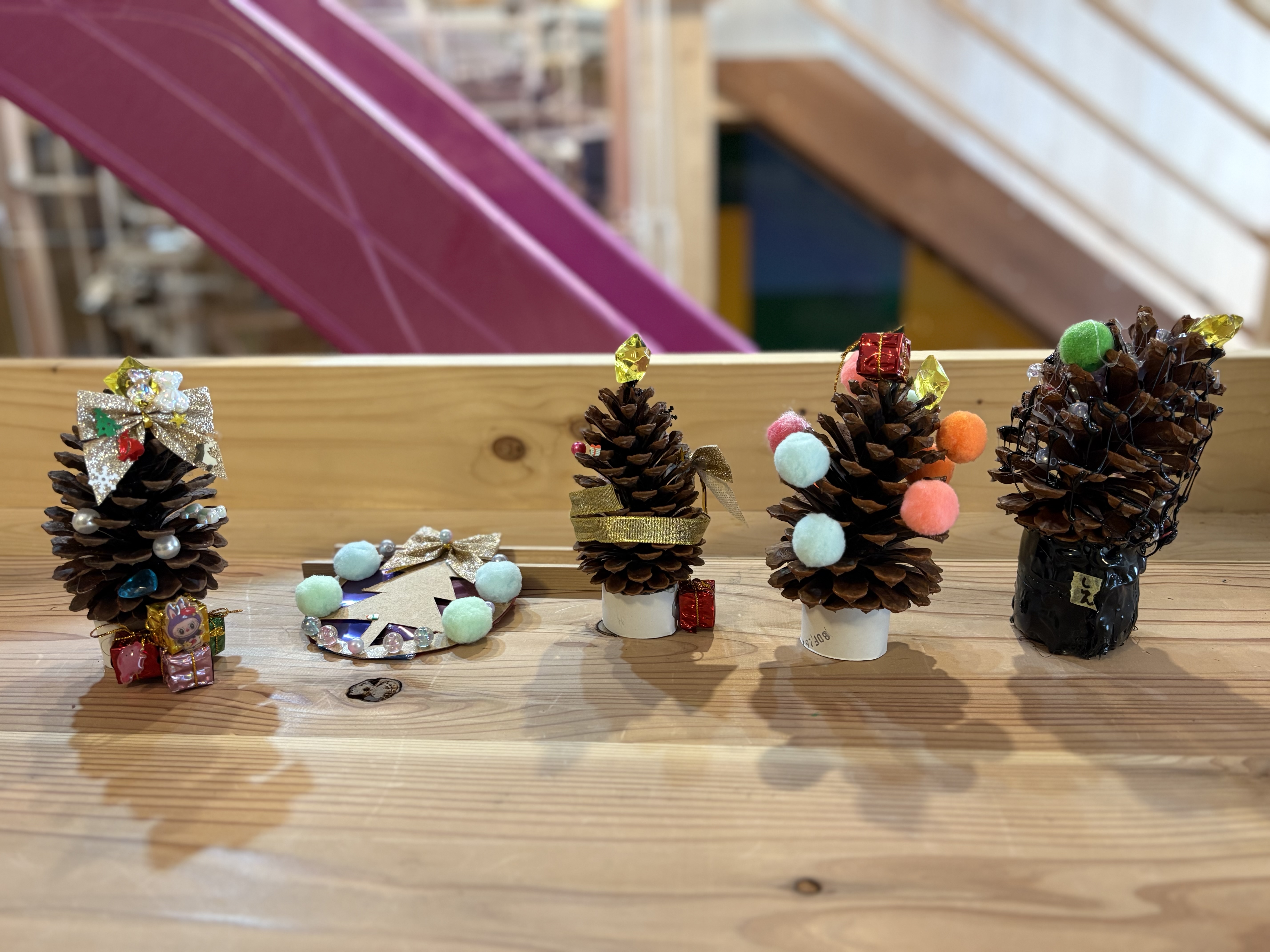 一人一人手作りの松ぼっくりで作った飾り付け。